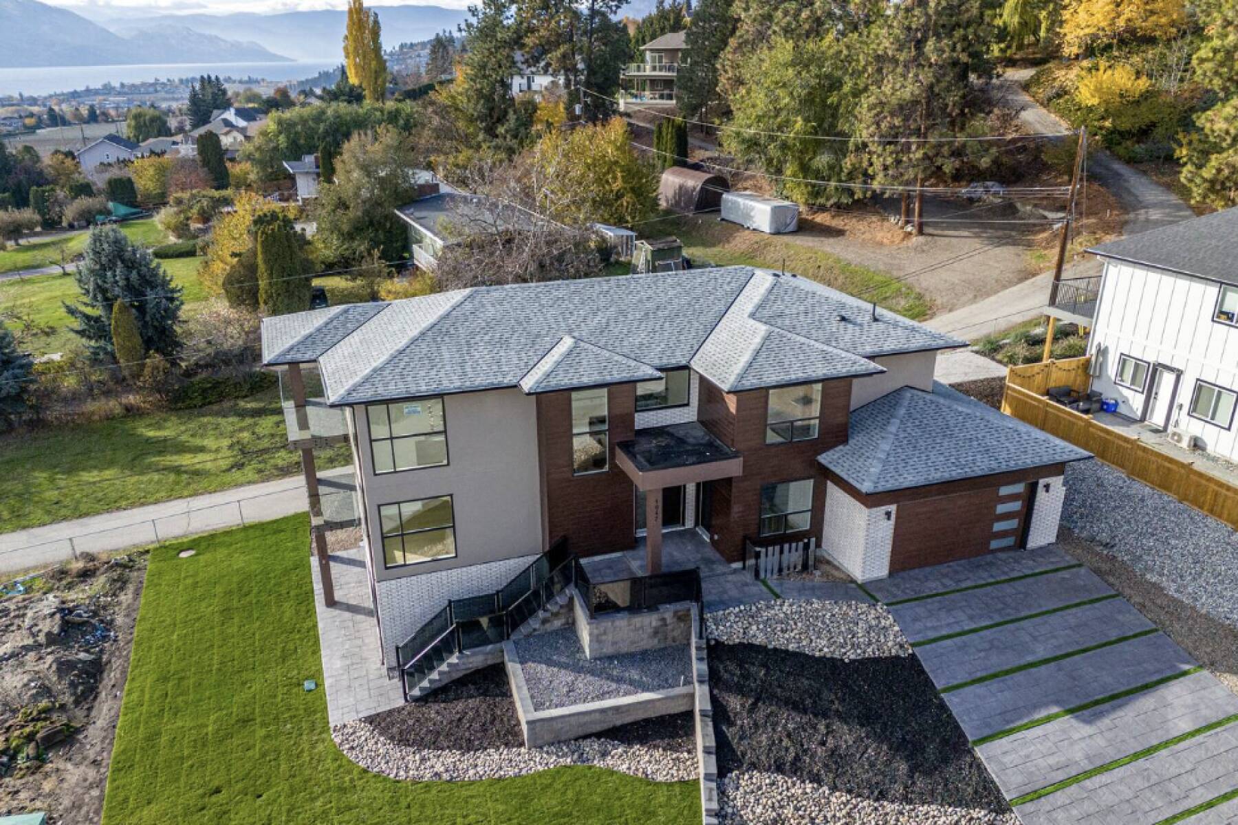 Brand New Luxury 3 Level Lake View House + Hot Tub