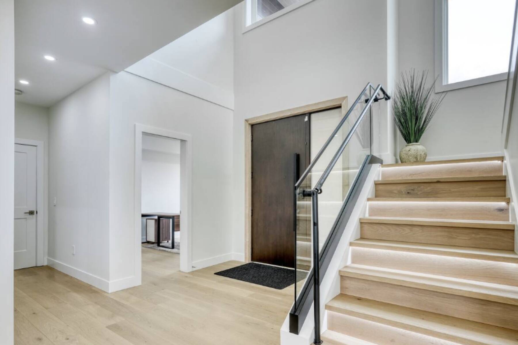 Brand New Luxury 3 Level Lake View House + Hot Tub