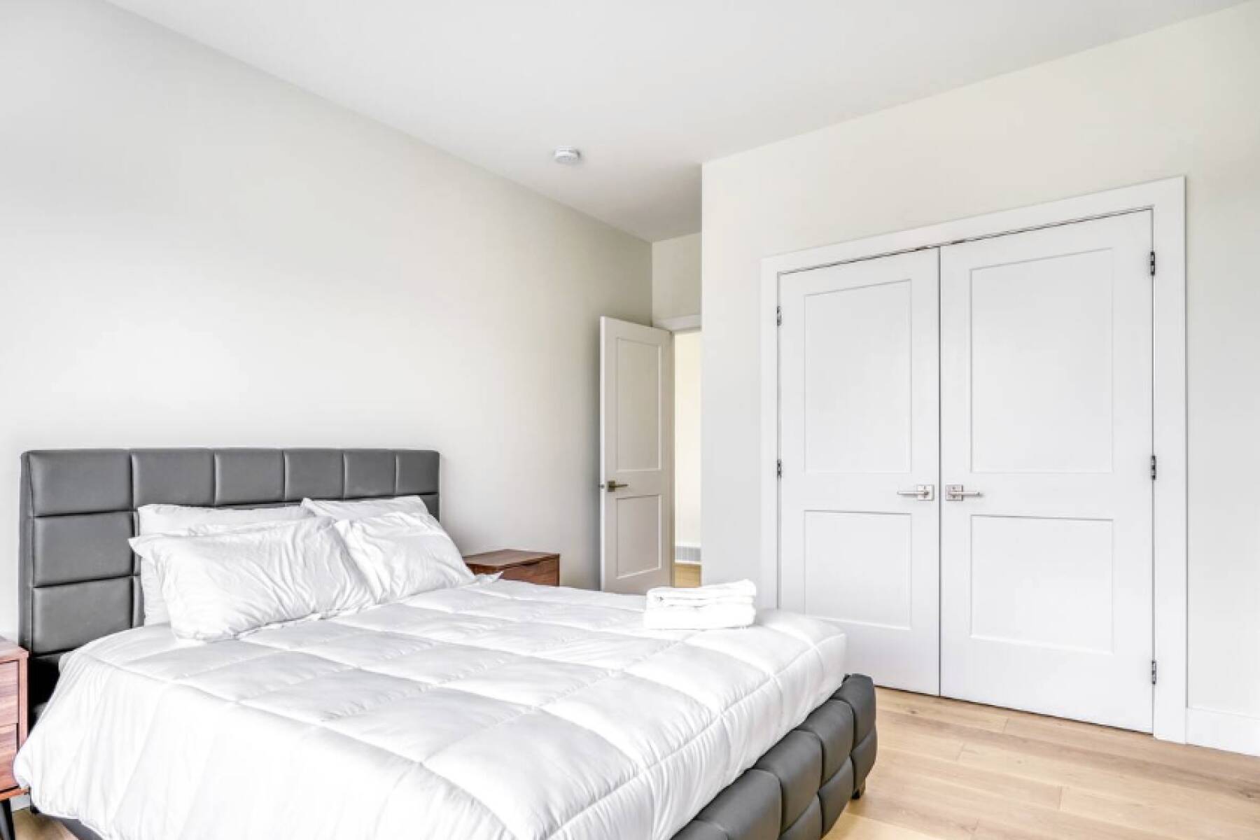 Brand New Luxury 3 Level Lake View House + Hot Tub