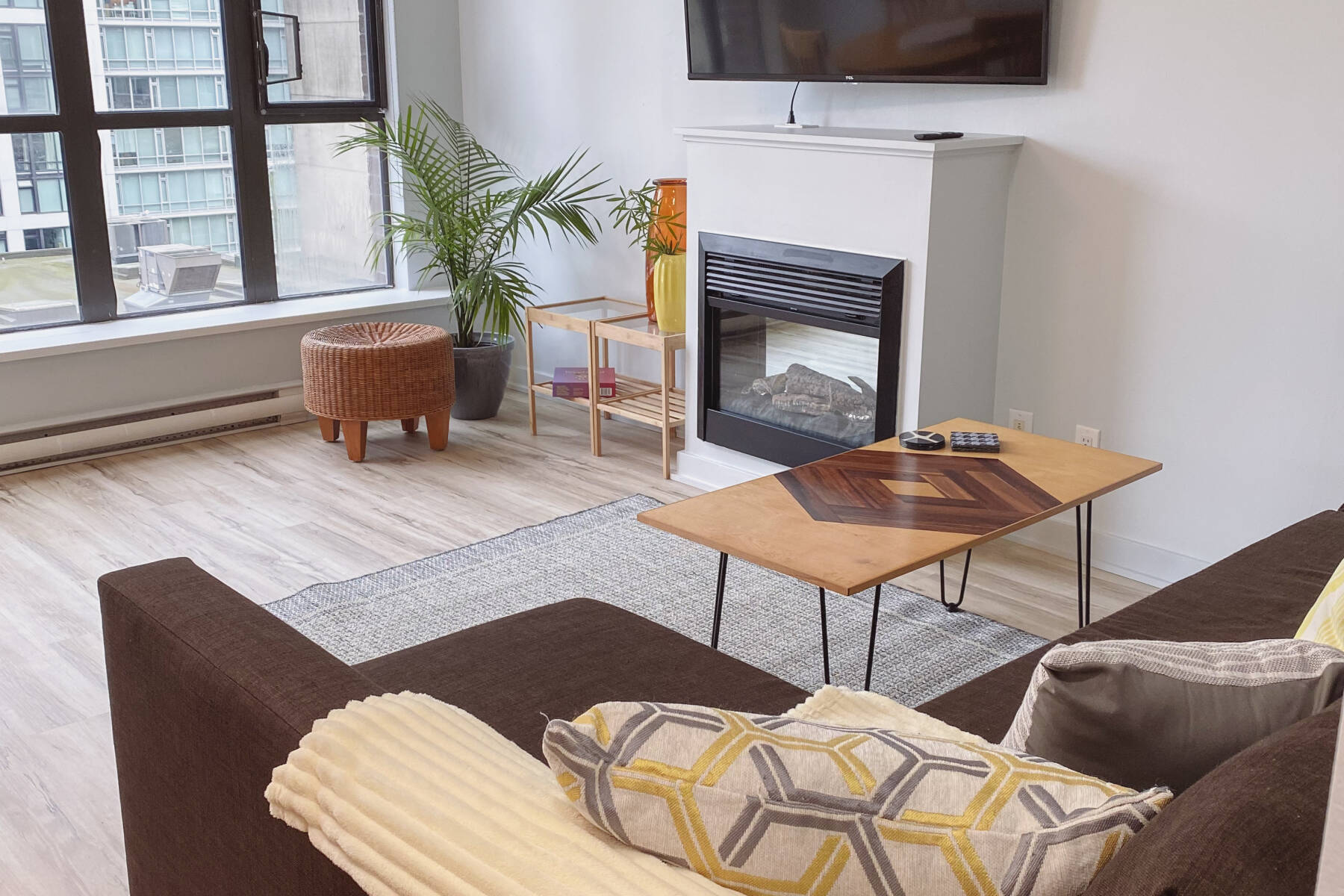 Pet-friendly 1 Bd + Den in Downtown Vancouver