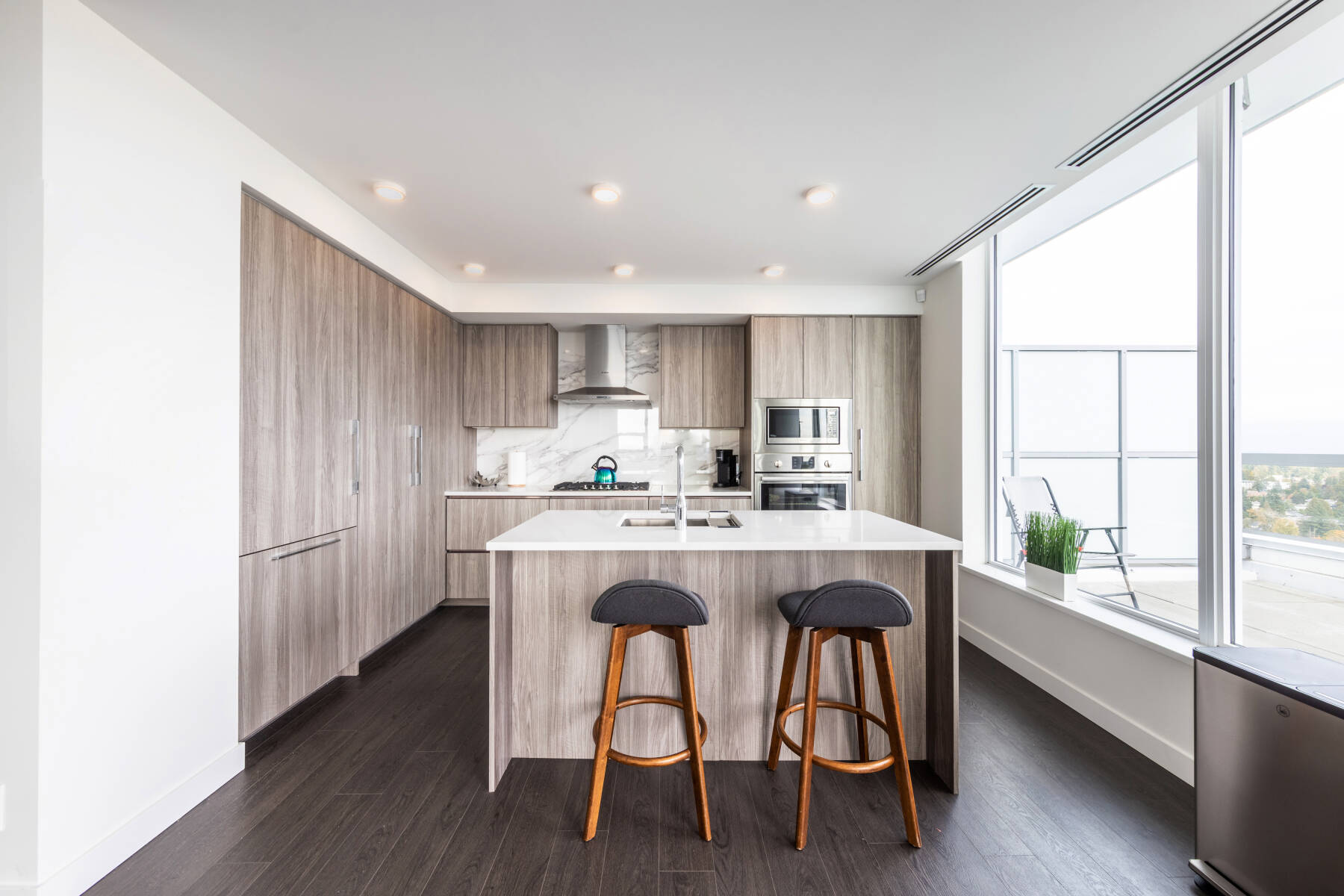 Modern Penthouse 3 Bedroom | Pool Hot Tub Gym