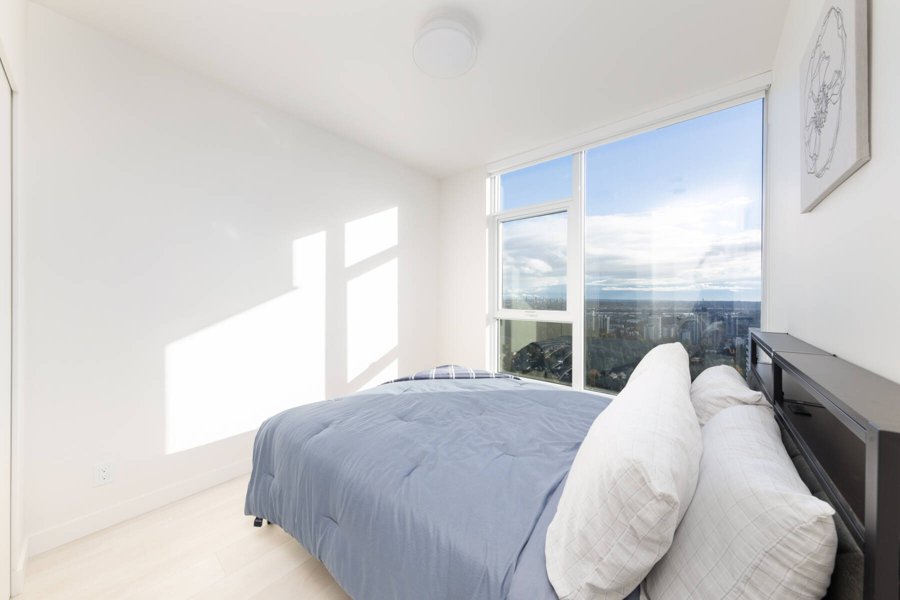 Relaxing Riverside 2BR Near Shops & Parks