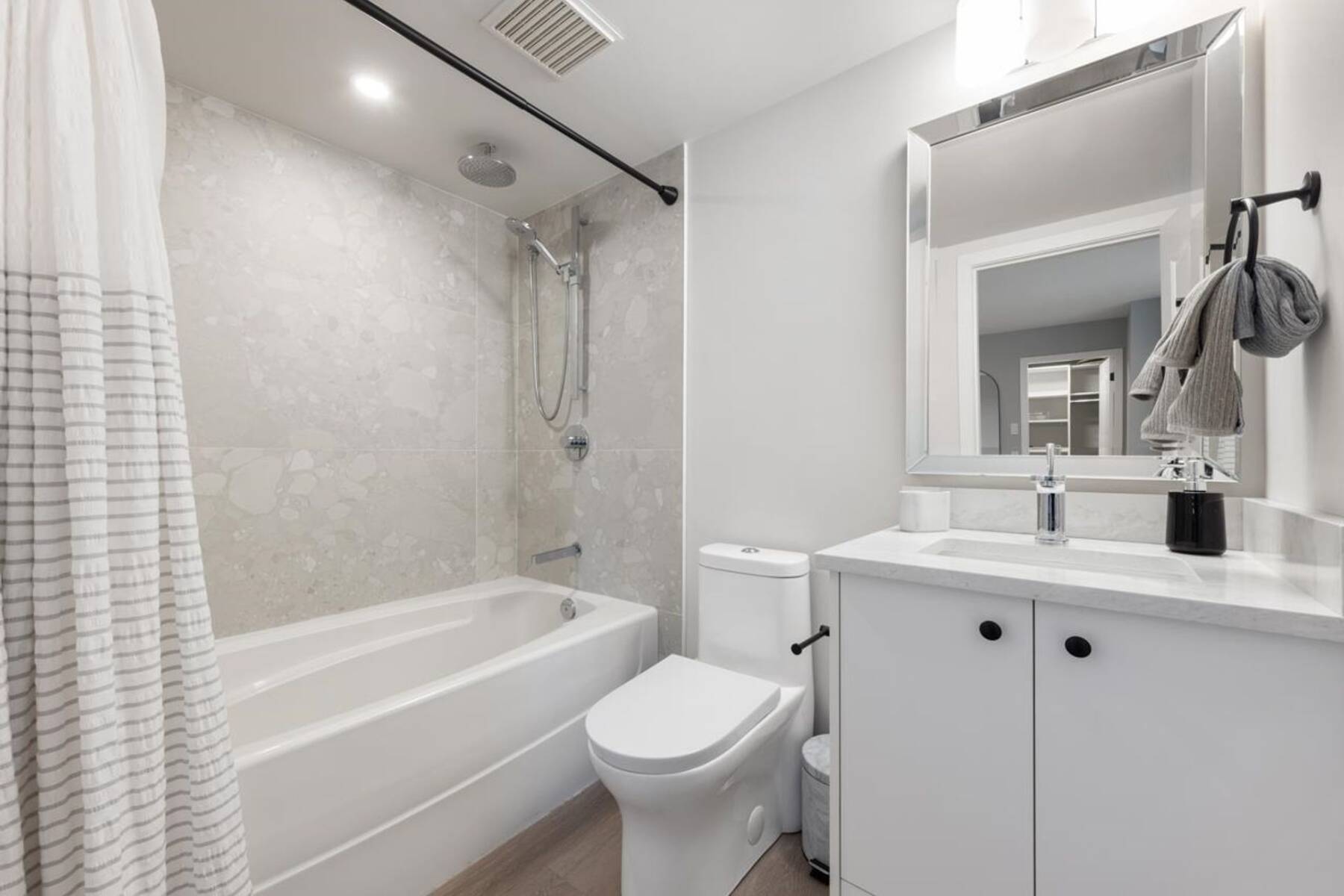 Stylish, 2 Bed, 2 Bath Executive Suite in Great Location