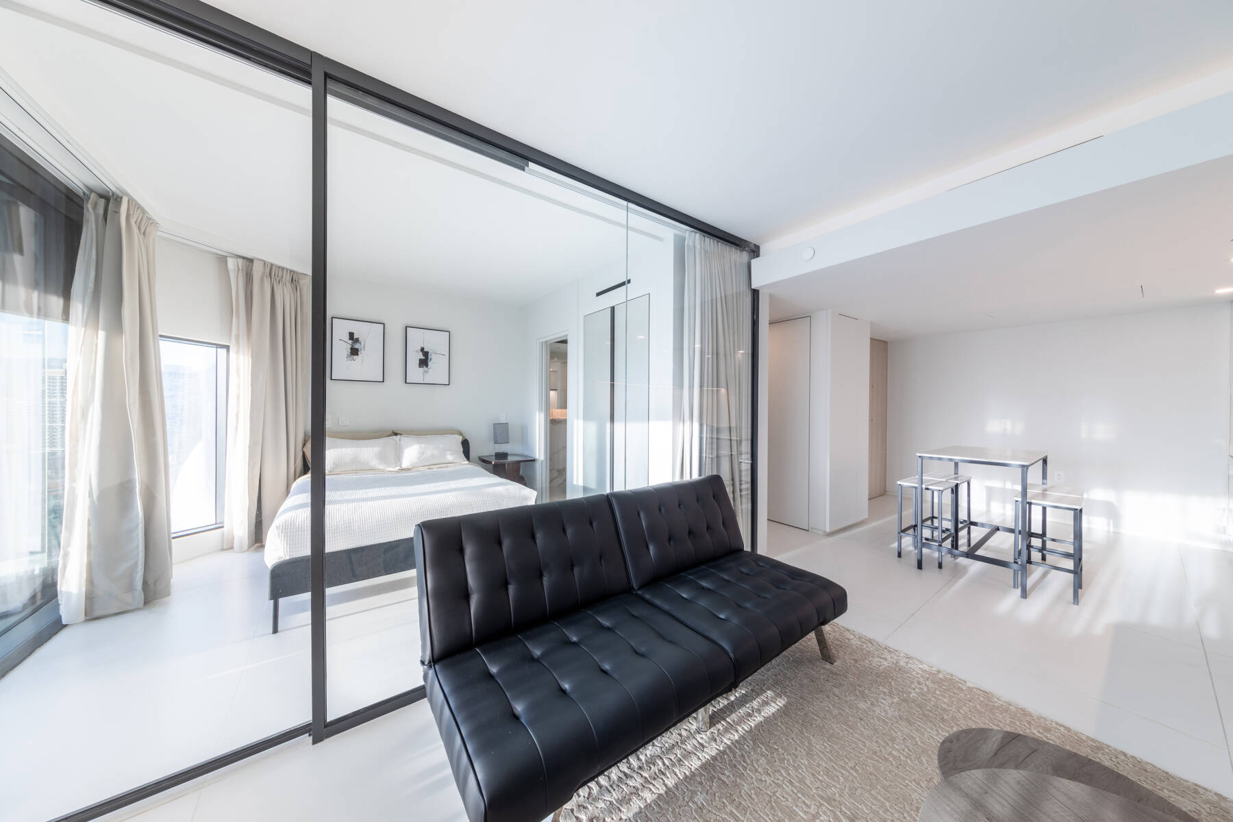 Modern 1BR w/ Views in Downtown