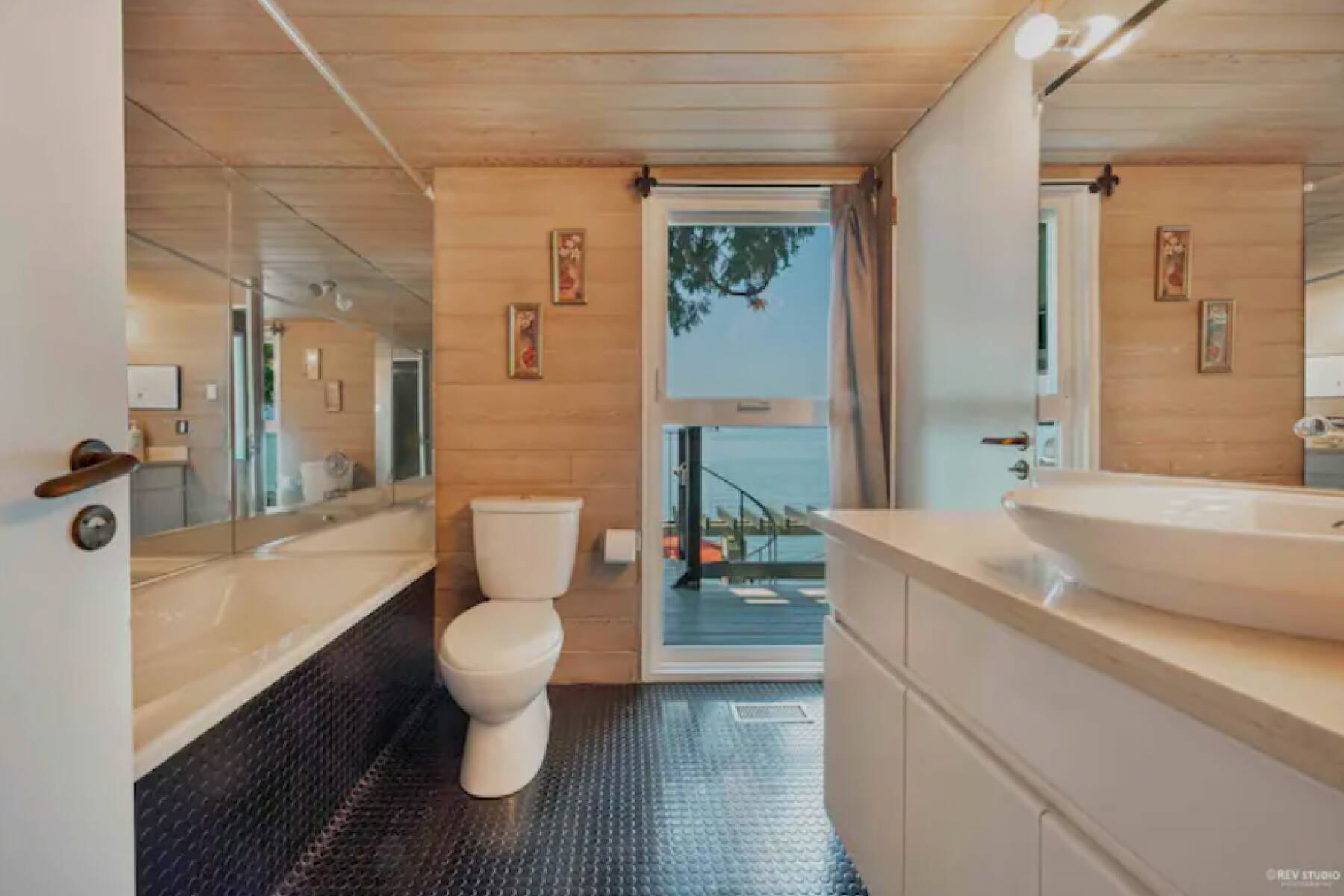 Waterfront West Van Cottage, 3 Bed, 2 Bath, Howe Sound Views