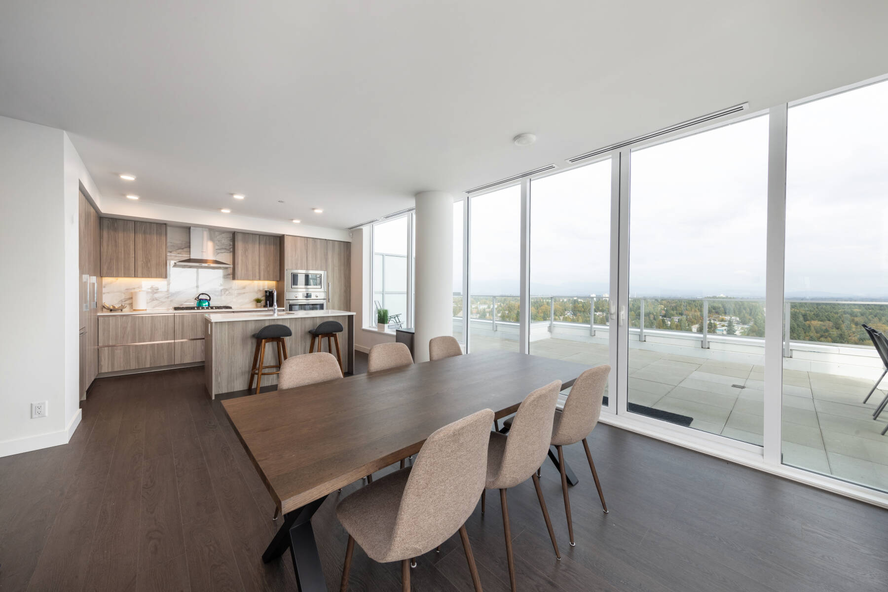 Modern Penthouse 3 Bedroom | Pool Hot Tub Gym