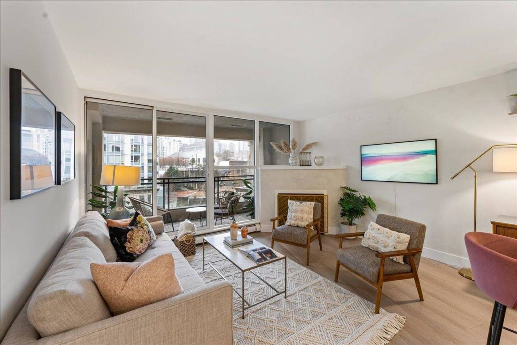 Stylish, 2 Bed, 2 Bath Executive Suite in Great Location