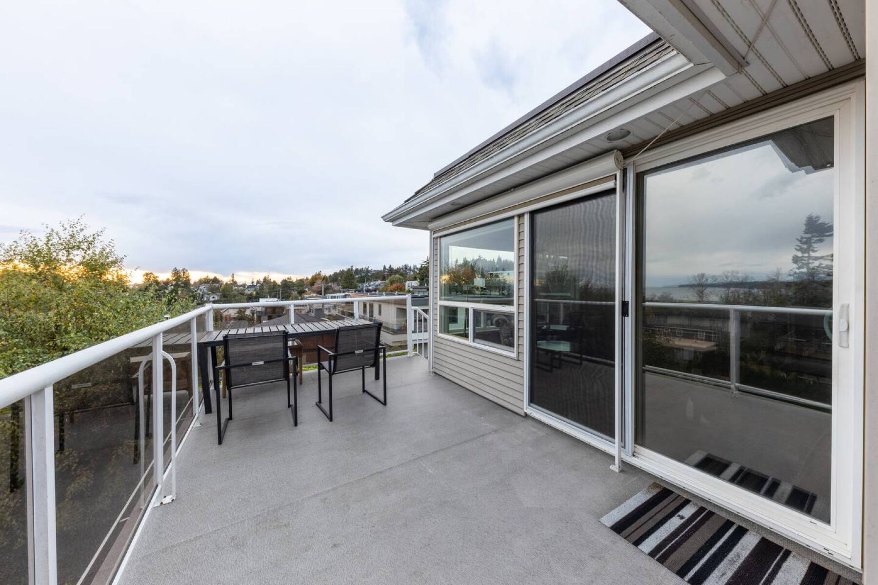 White Rock Beach House walking distance to beach