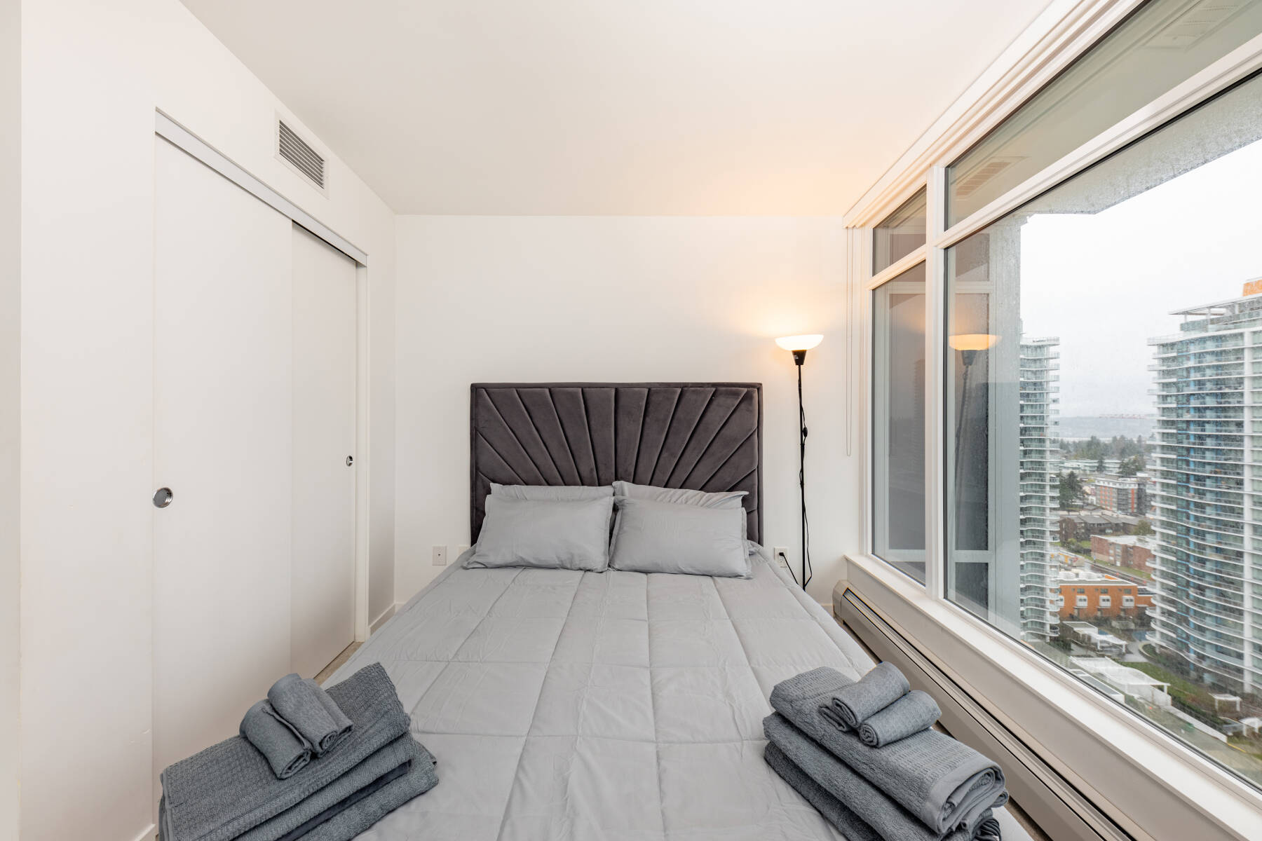 Brand New Luxury Skyline 2 Bedroom Condo 19 Floor