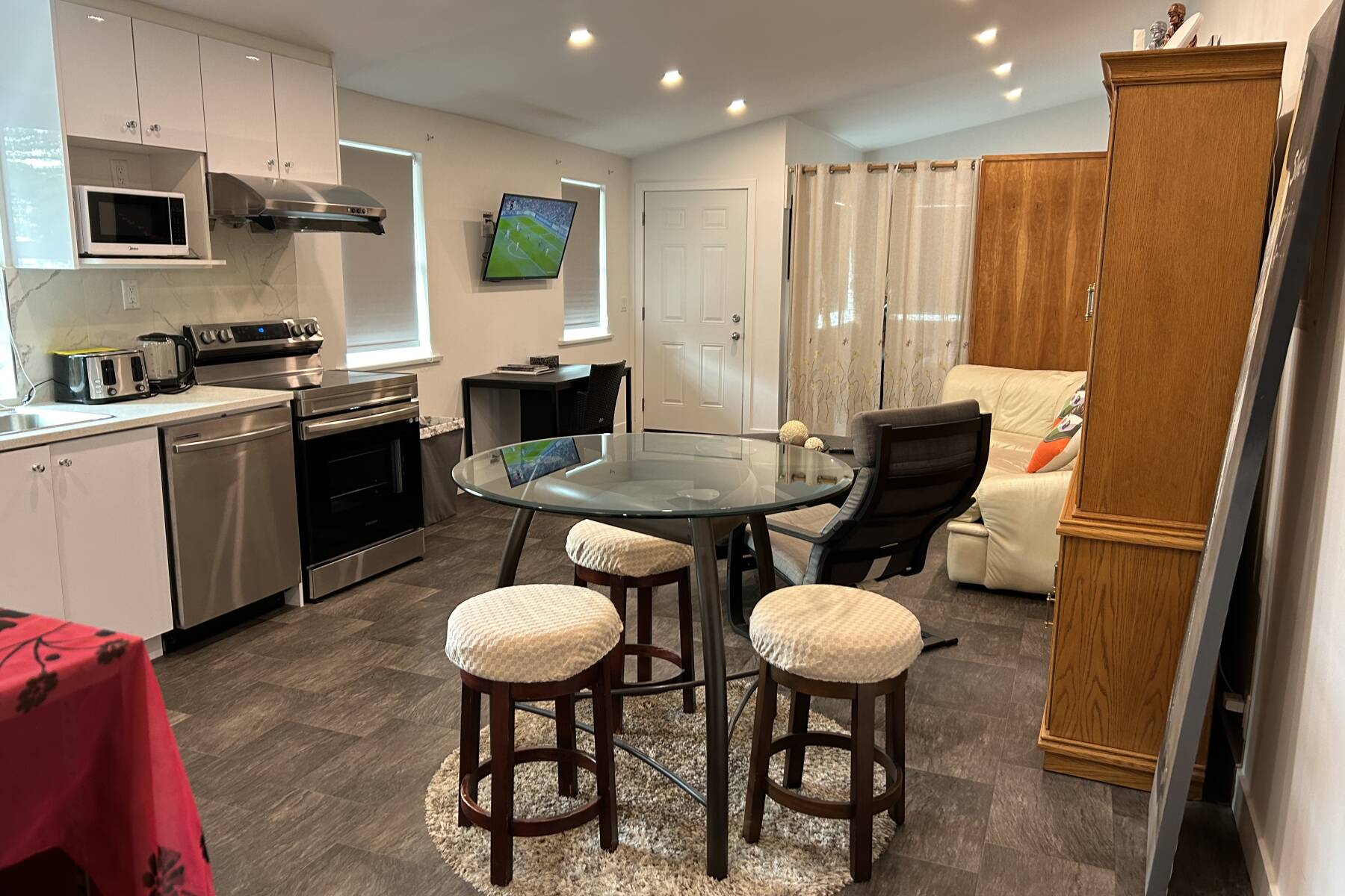 Private Self-Contained Studio Suite, Shared Pool/Hot Tub