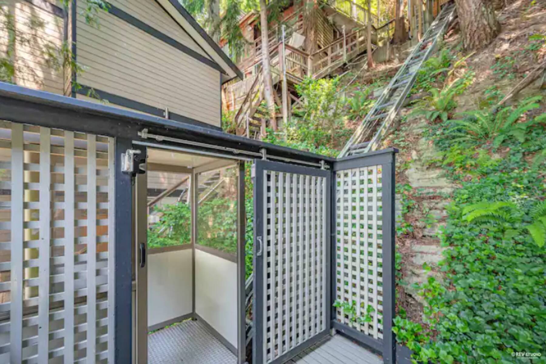 Waterfront West Van Cottage, 3 Bed, 2 Bath, Howe Sound Views