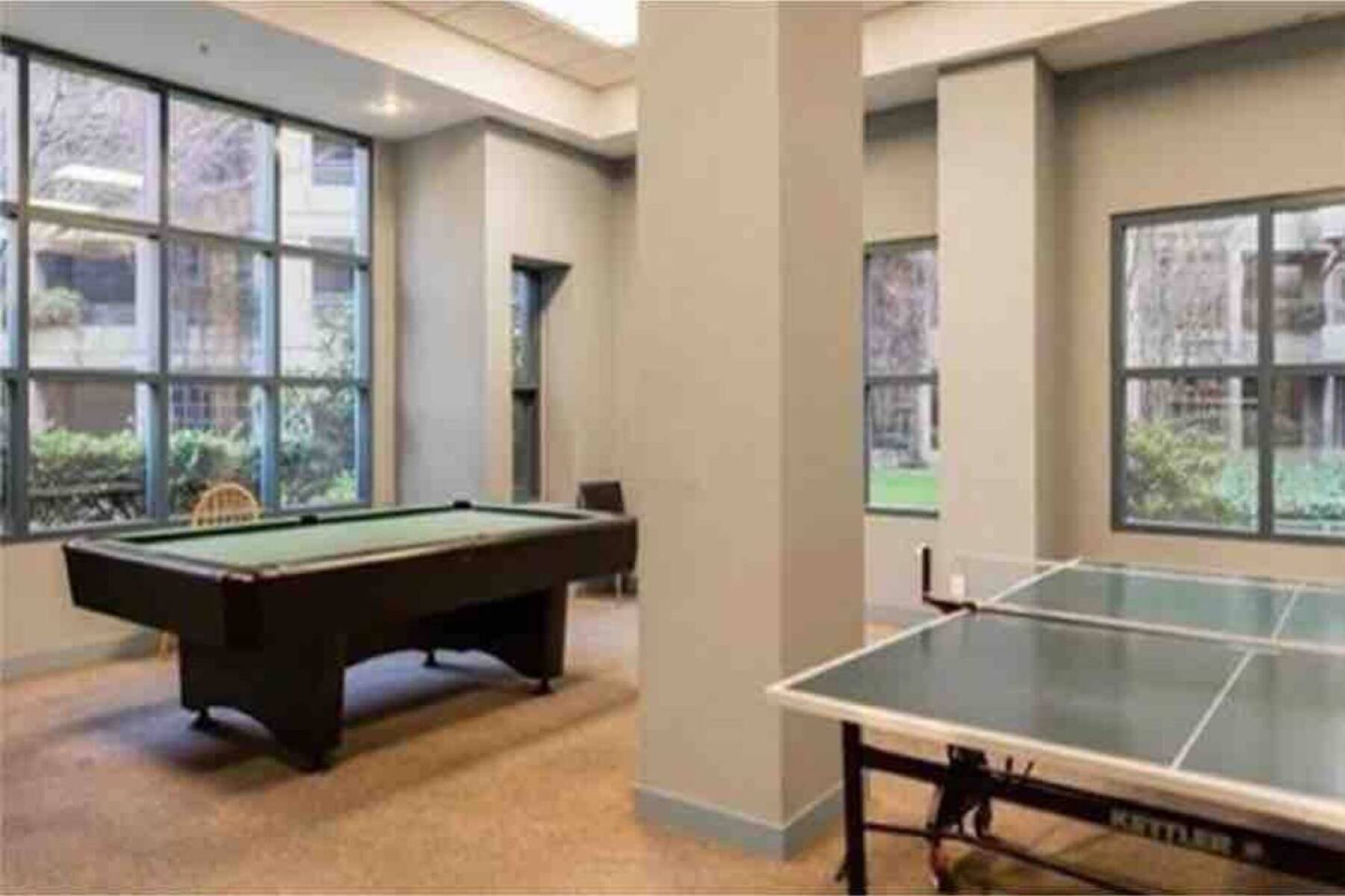 Stylish, 2 Bed, 2 Bath Executive Suite in Great Location