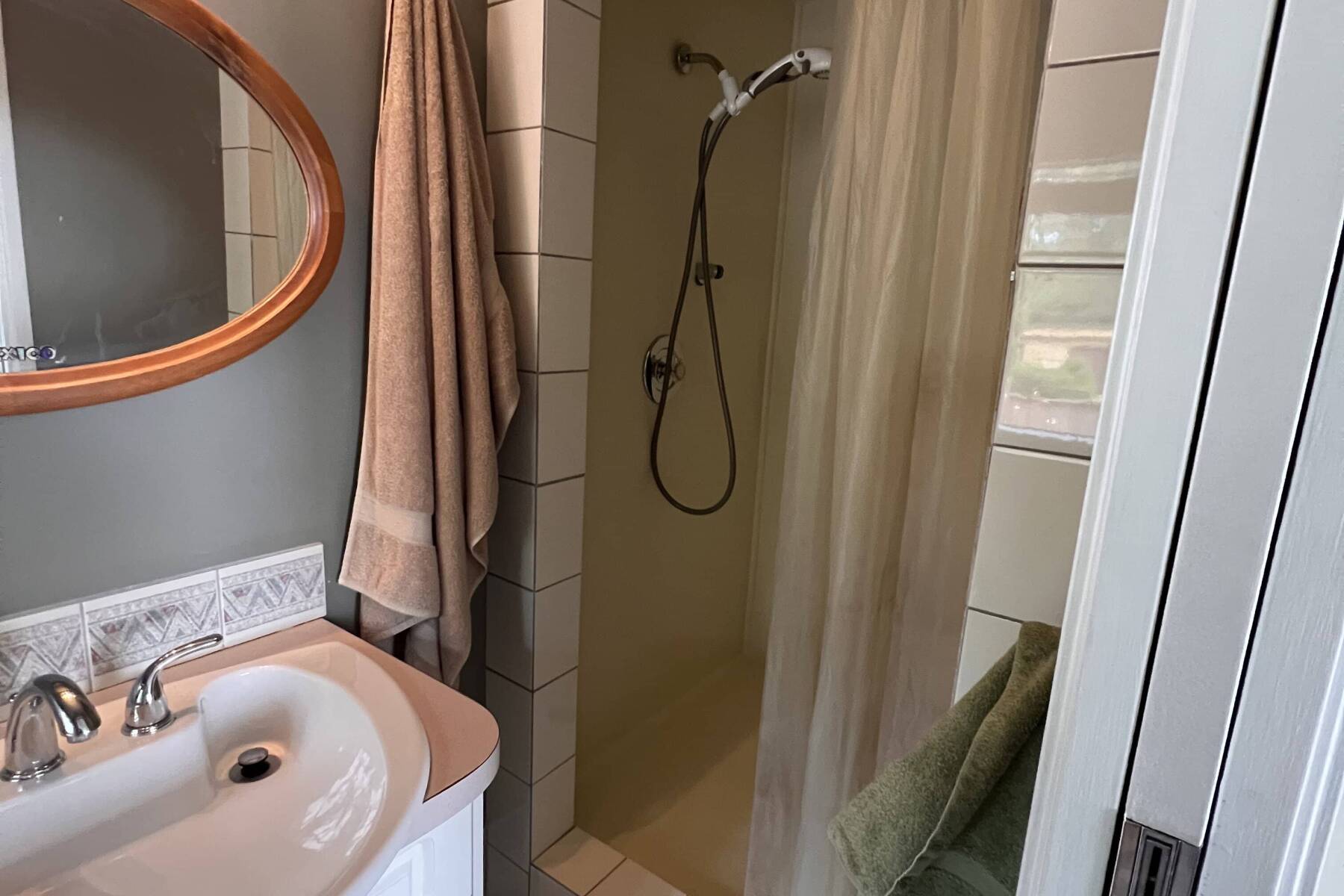 5-Bedroom North Van Home with Pool/Hot Tub, Beautiful Views