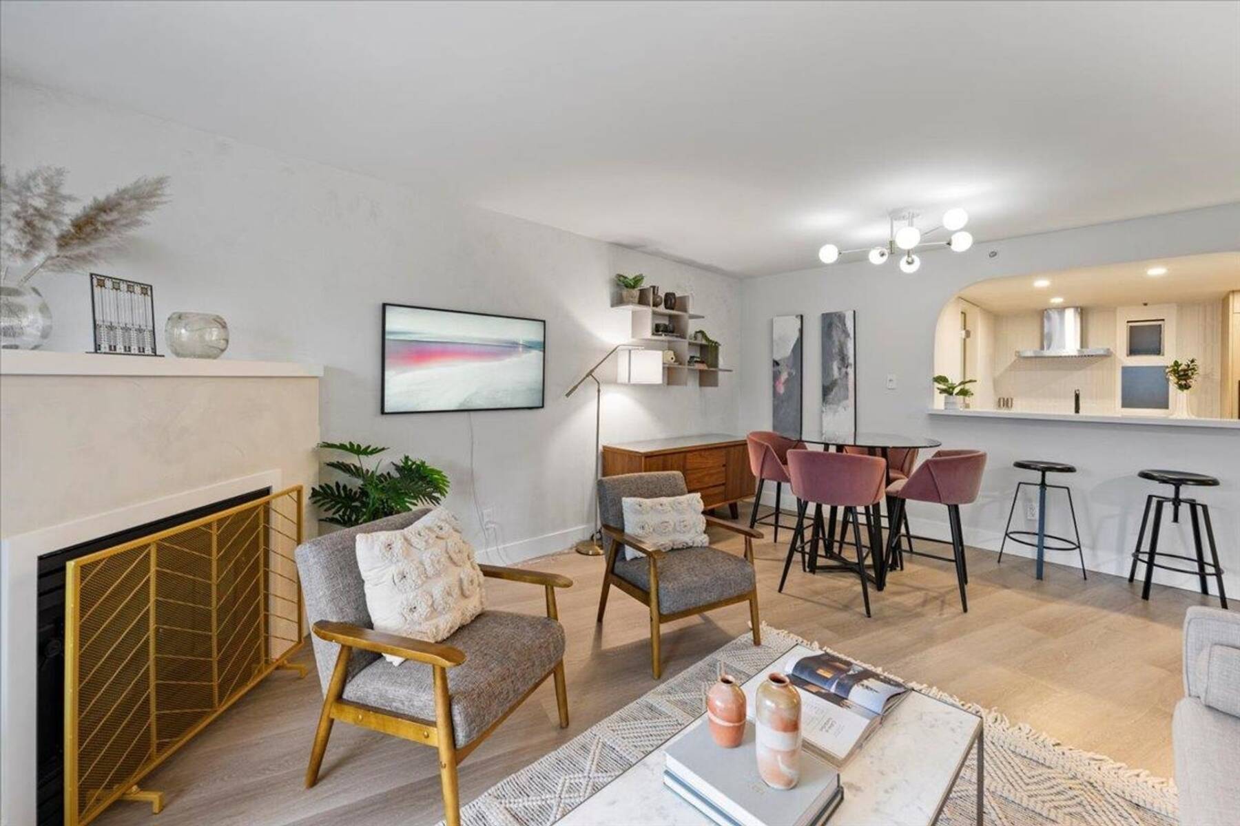 Stylish, 2 Bed, 2 Bath Executive Suite in Great Location