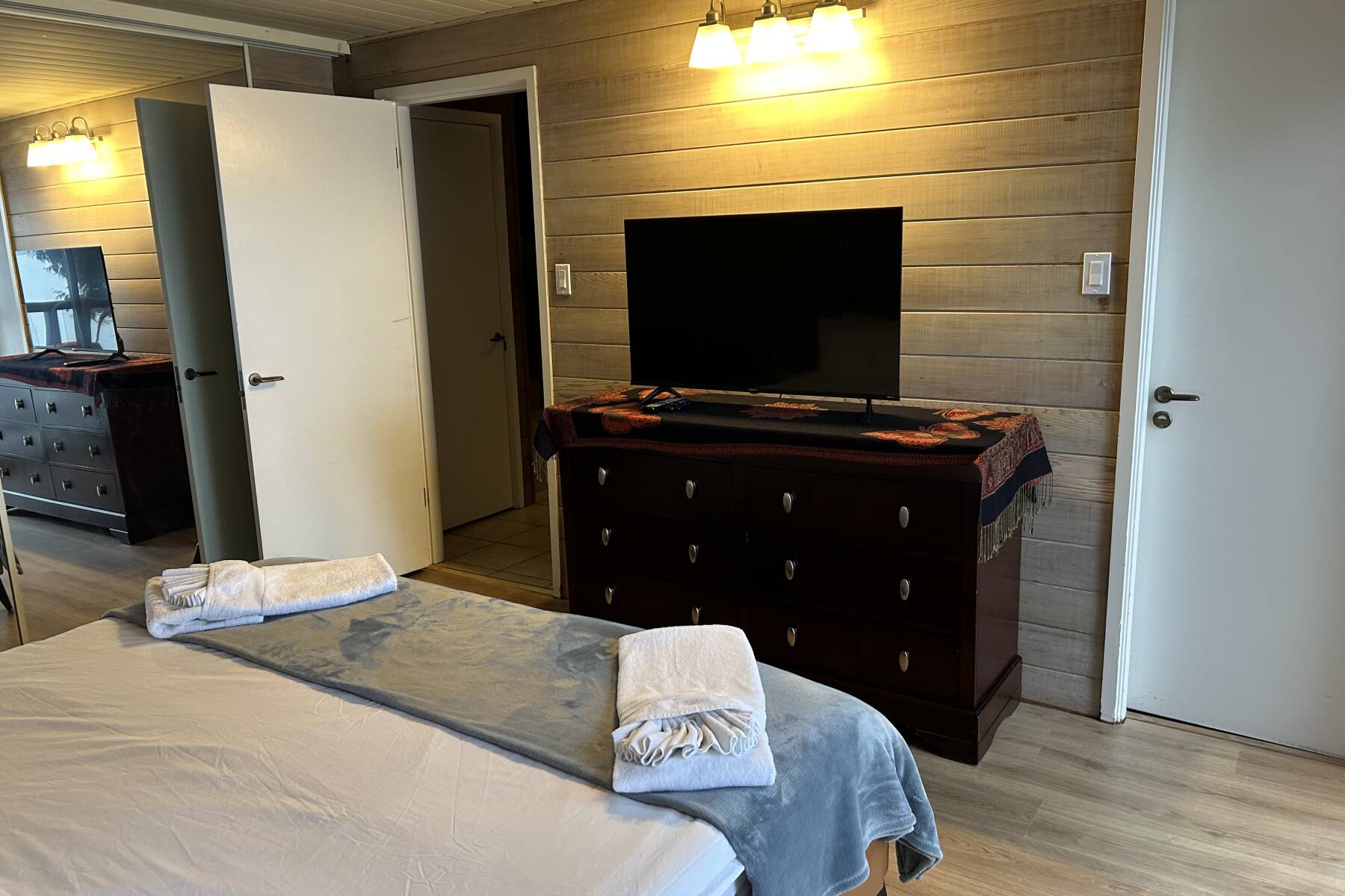 Waterfront West Van Cottage, 3 Bed, 2 Bath, Howe Sound Views