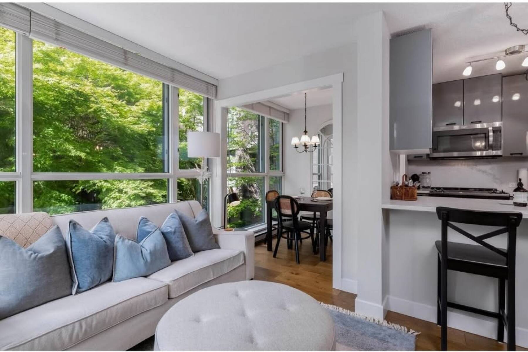 Downtown Vancouver Gem – Quiet Courtyard View