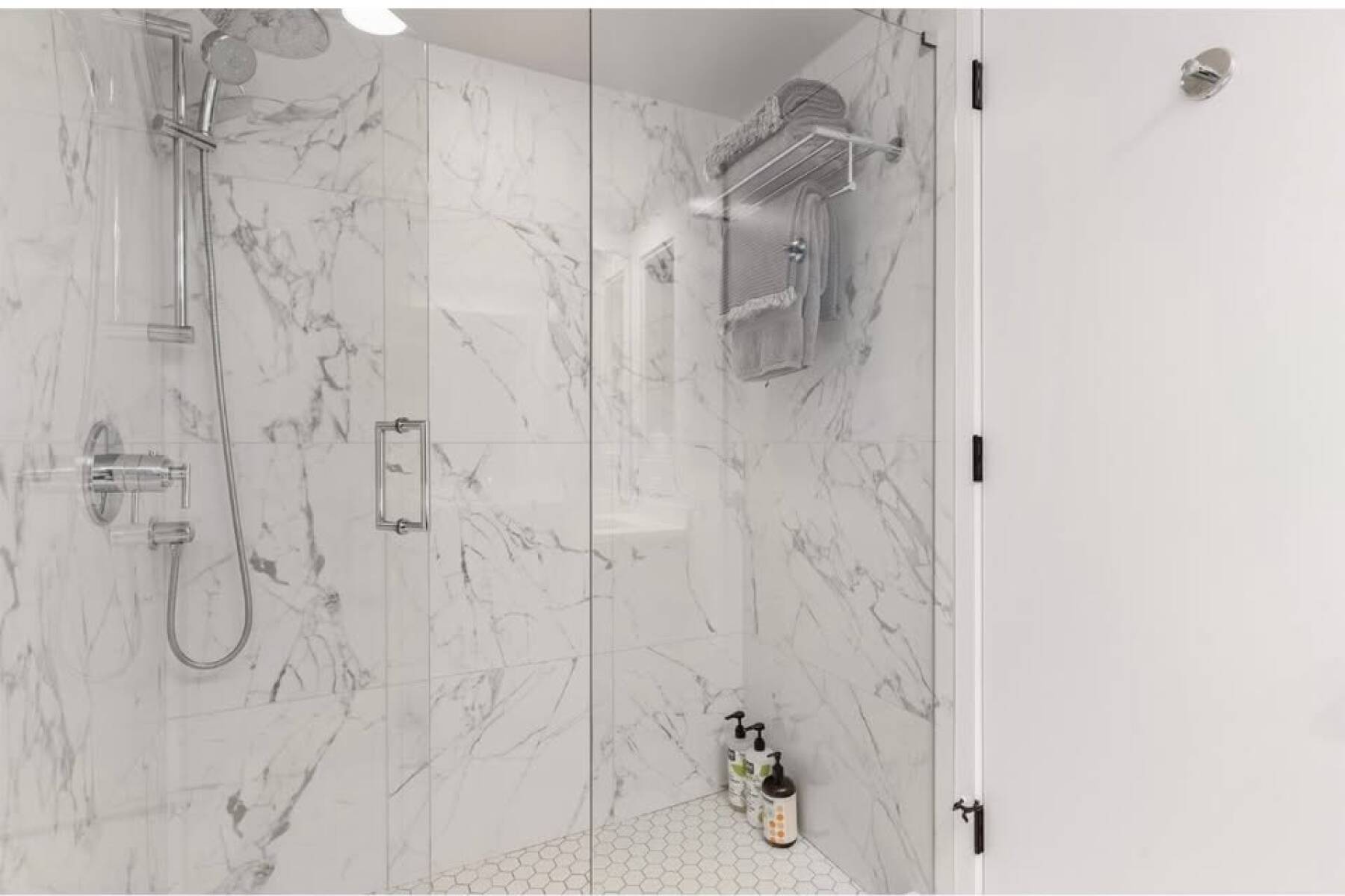 Downtown Vancouver Gem – Quiet Courtyard View