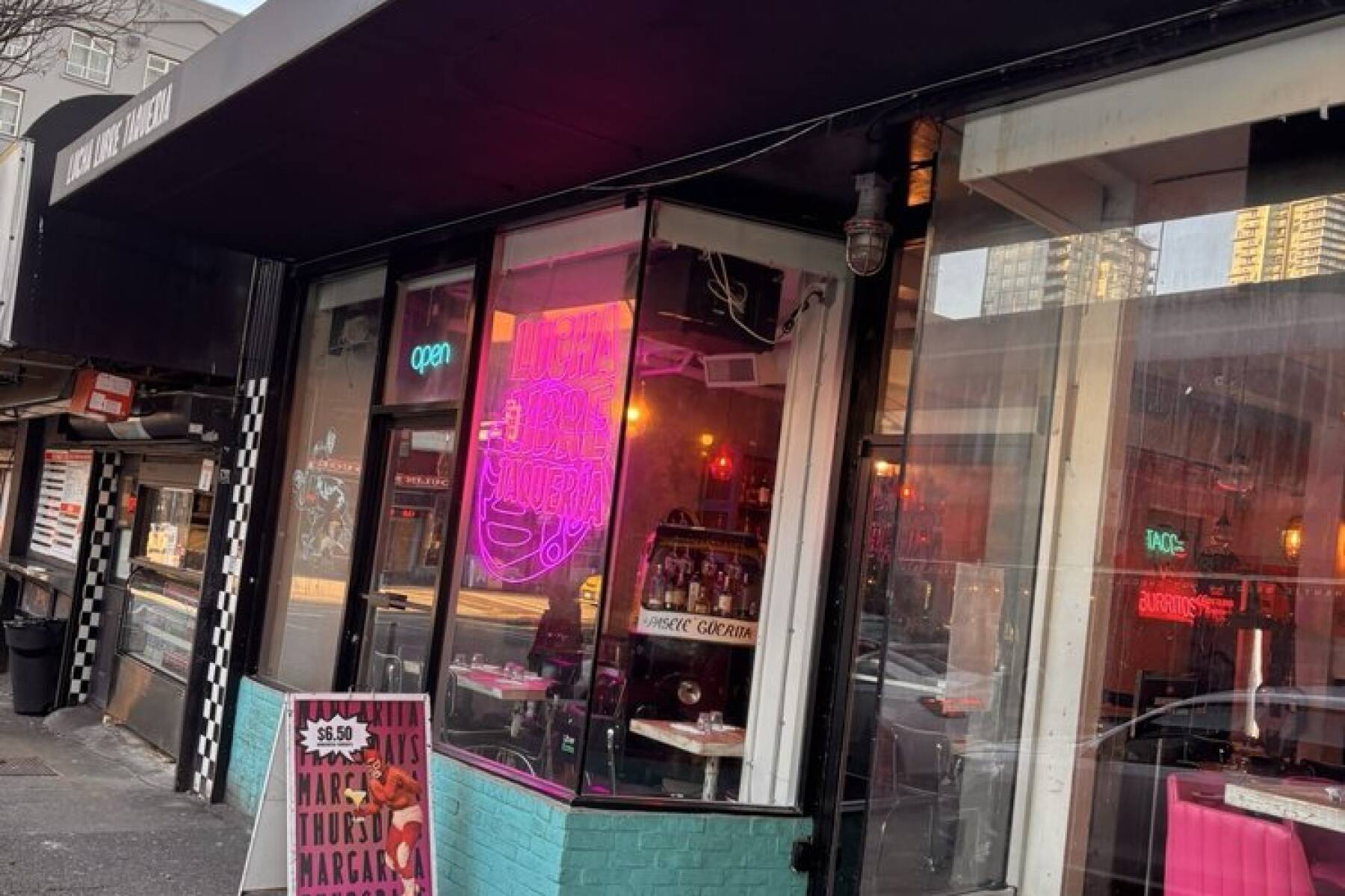 Luxury 1BR in Iconic Butterfly Tower Downtown Vancouver View