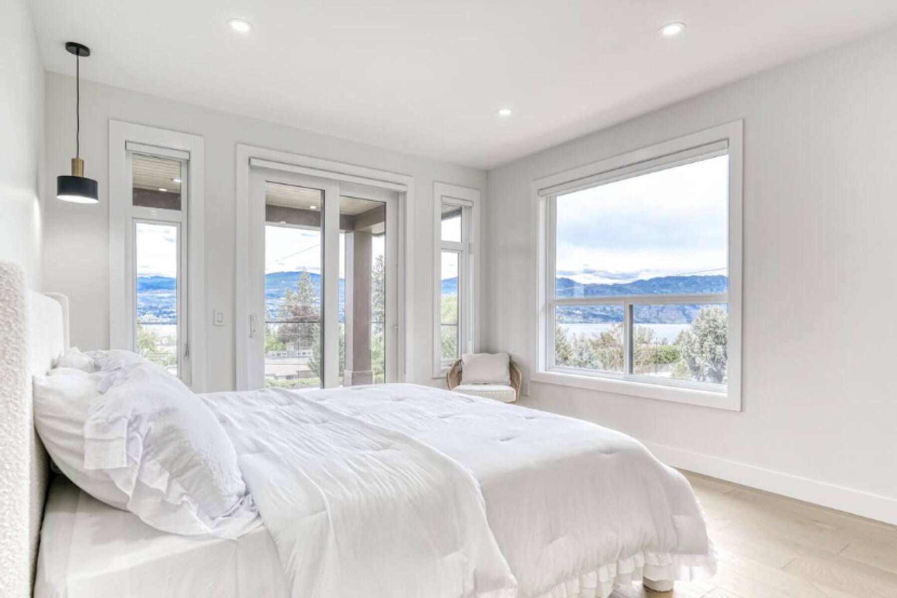 Brand New Luxury 3 Level Lake View House + Hot Tub