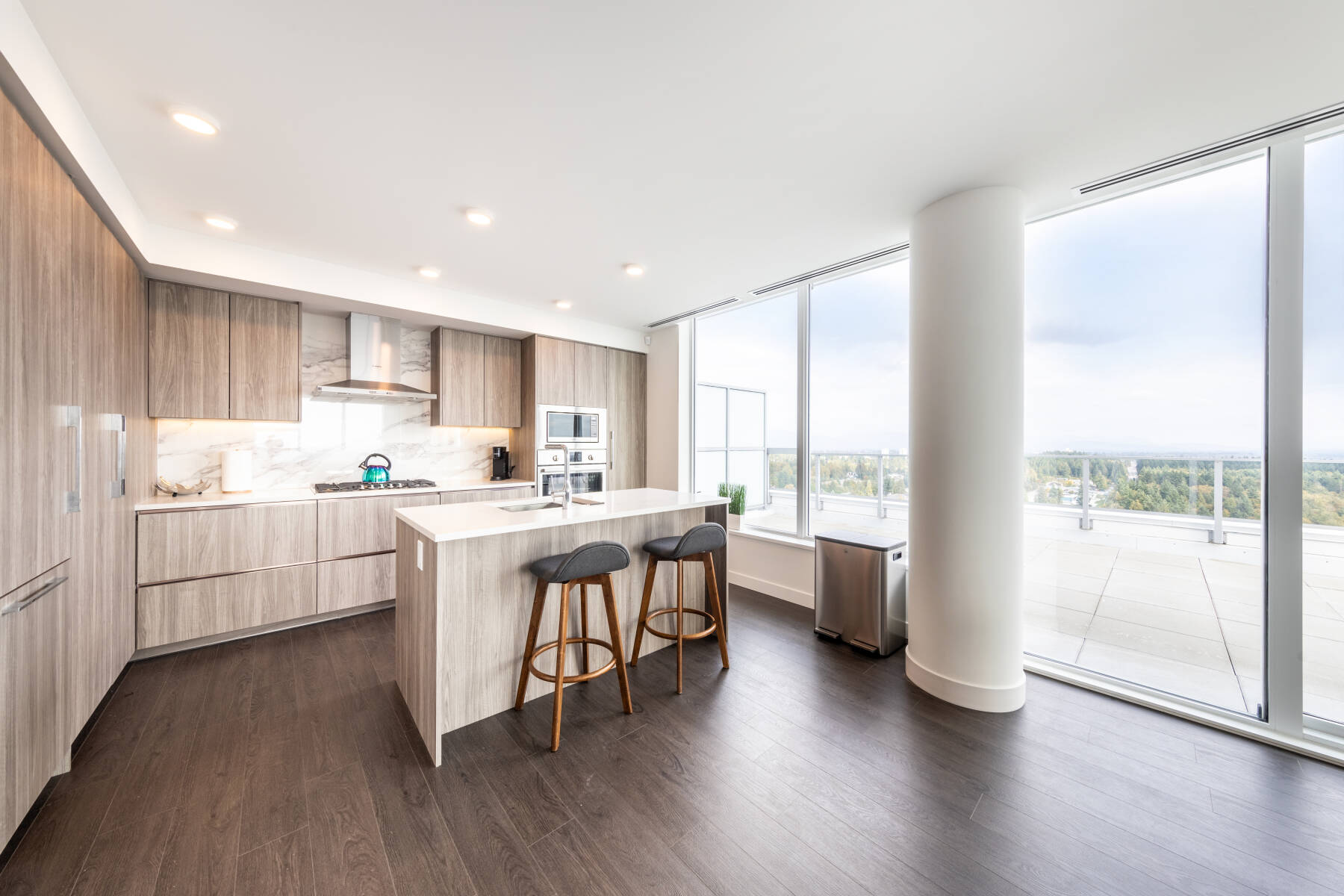 Modern Penthouse 3 Bedroom | Pool Hot Tub Gym