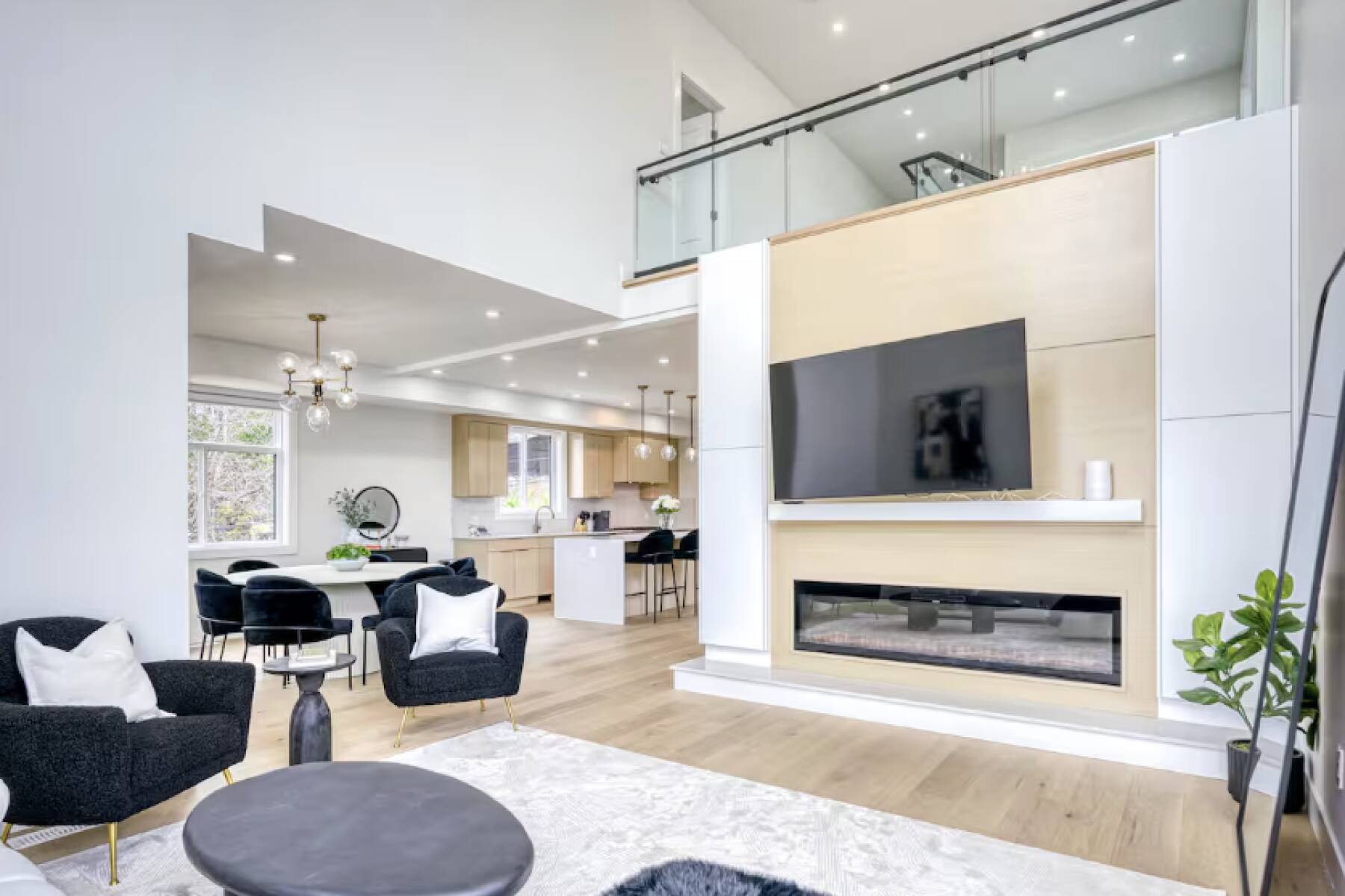 Brand New Luxury 3 Level Lake View House + Hot Tub