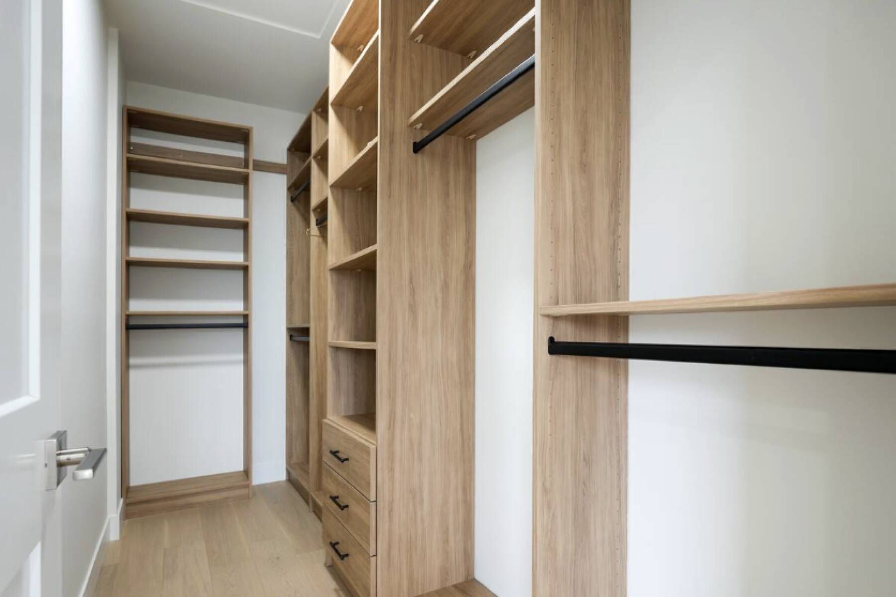 Brand New Luxury 3 Level Lake View House + Hot Tub