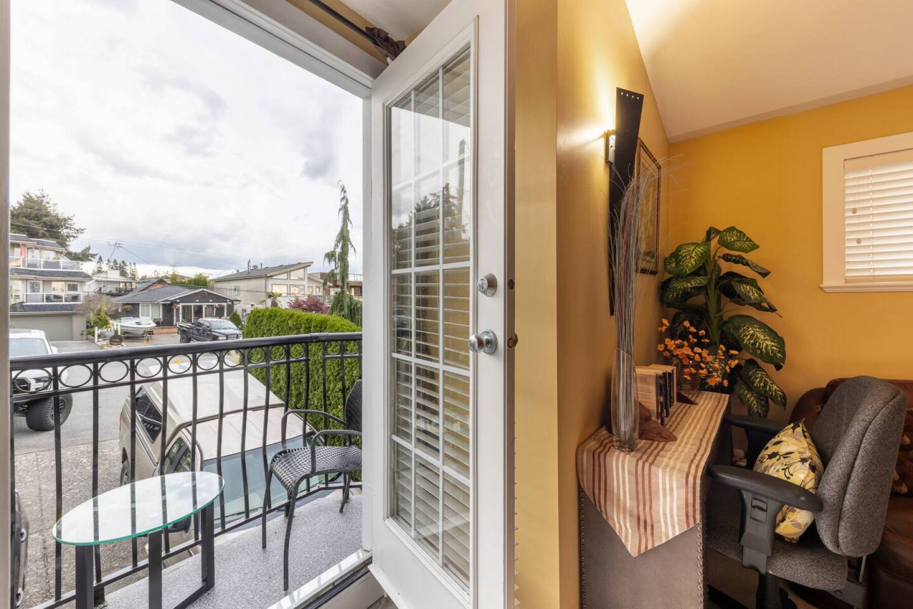 White Rock Beach House walking distance to beach