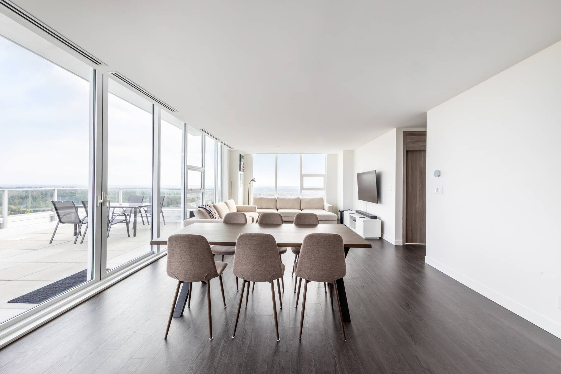 Modern Penthouse 3 Bedroom | Pool Hot Tub Gym