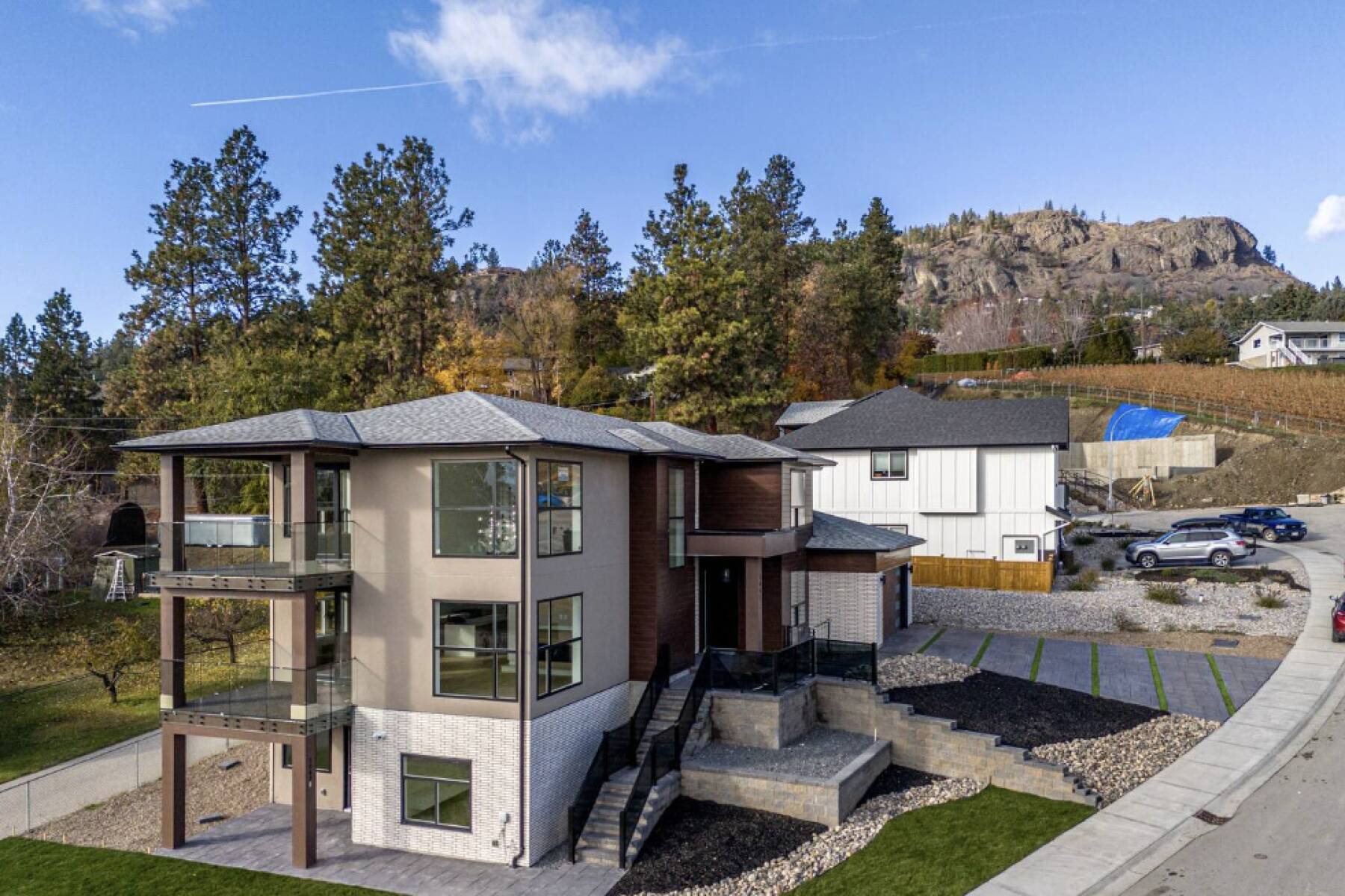 Brand New Luxury 3 Level Lake View House + Hot Tub