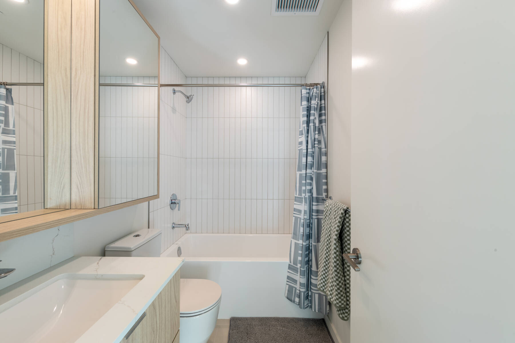 Relaxing Riverside 2BR Near Shops & Parks