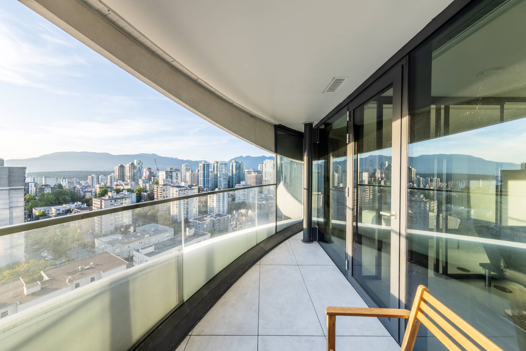 Modern 1BR w/ Views in Downtown