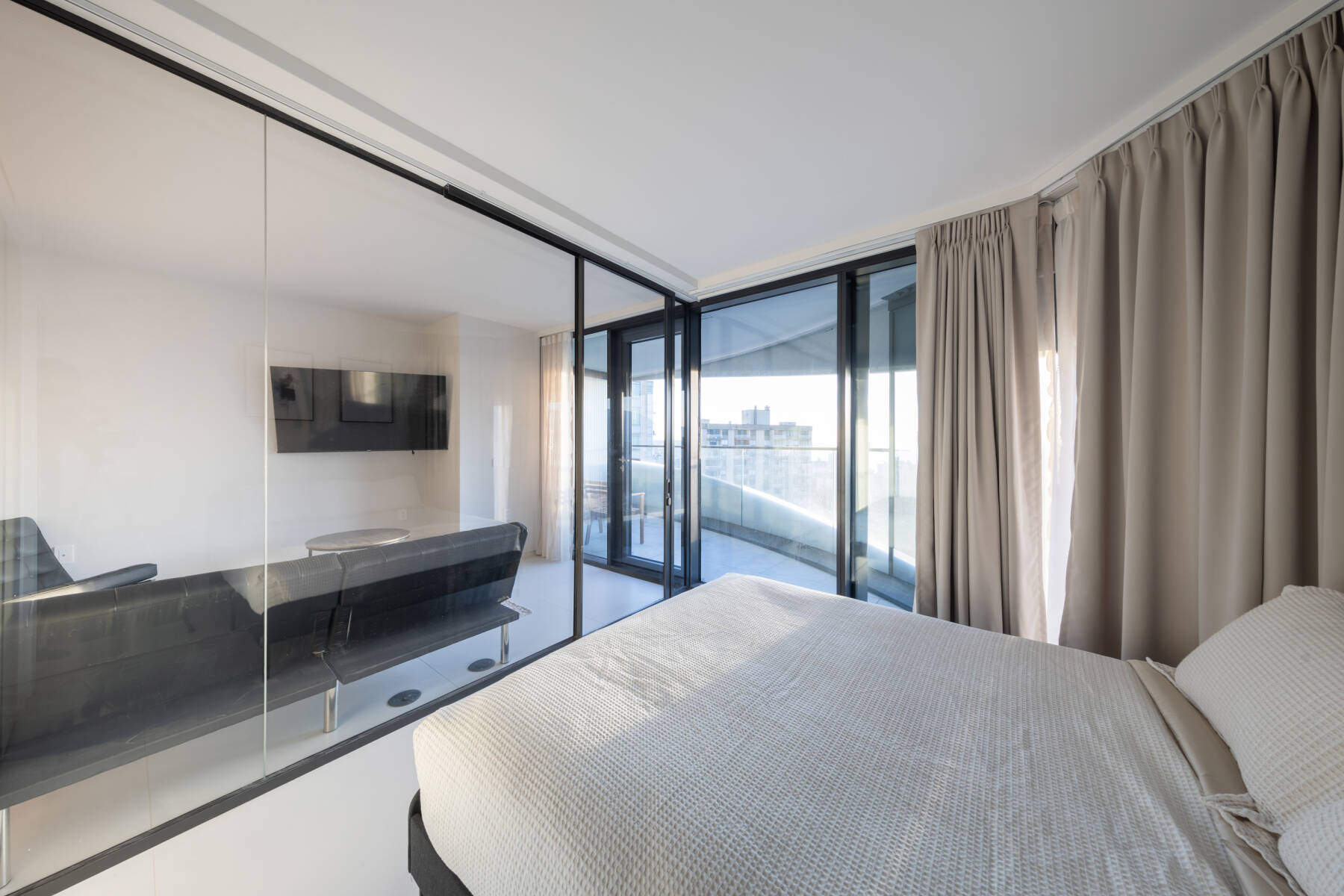 Modern 1BR w/ Views in Downtown