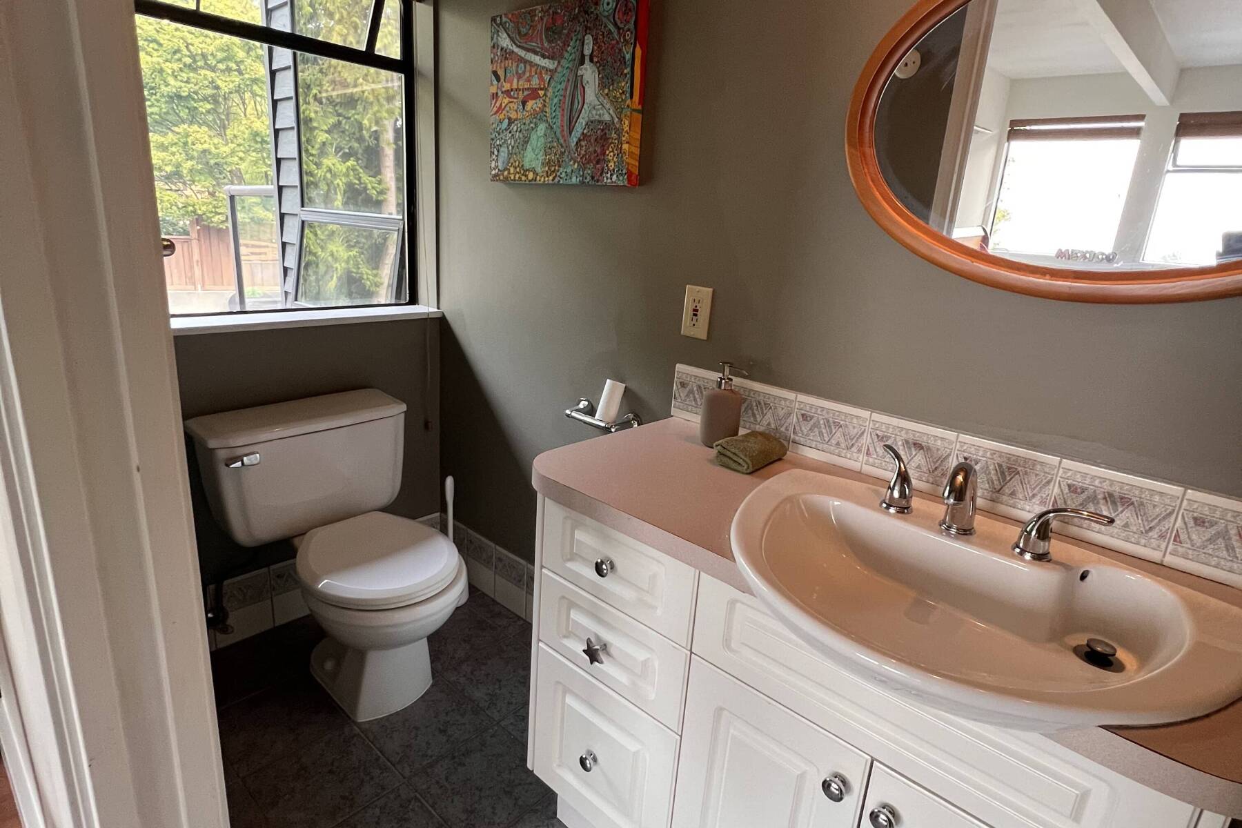 5-Bedroom North Van Home with Pool/Hot Tub, Beautiful Views