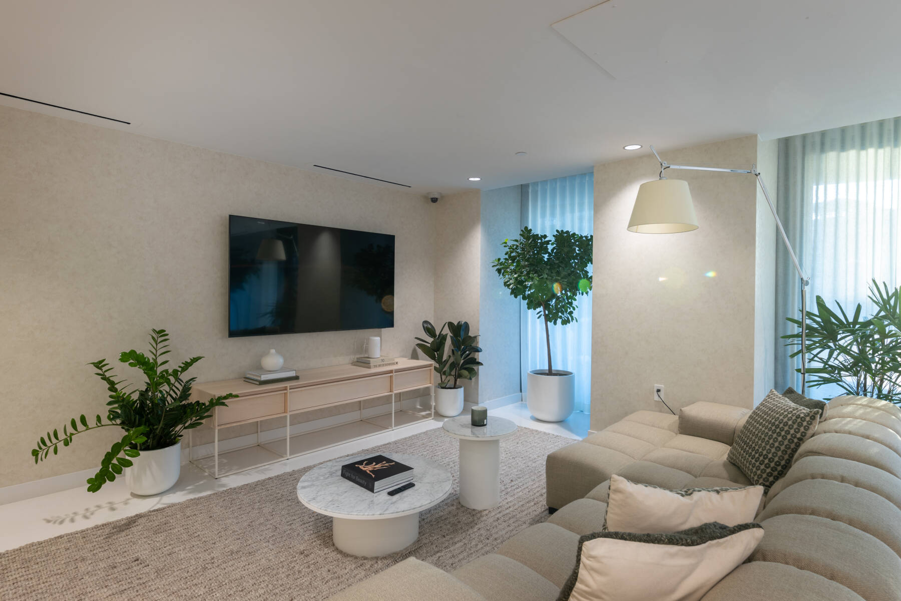 Modern 1BR w/ Views in Downtown