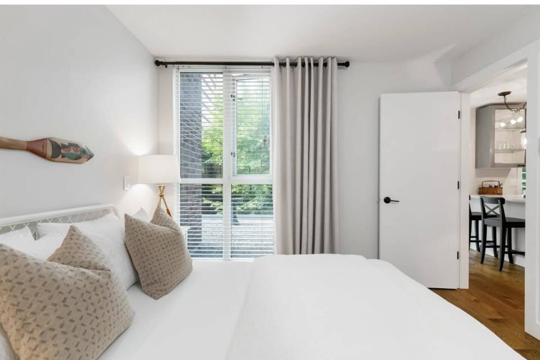 Downtown Vancouver Gem – Quiet Courtyard View