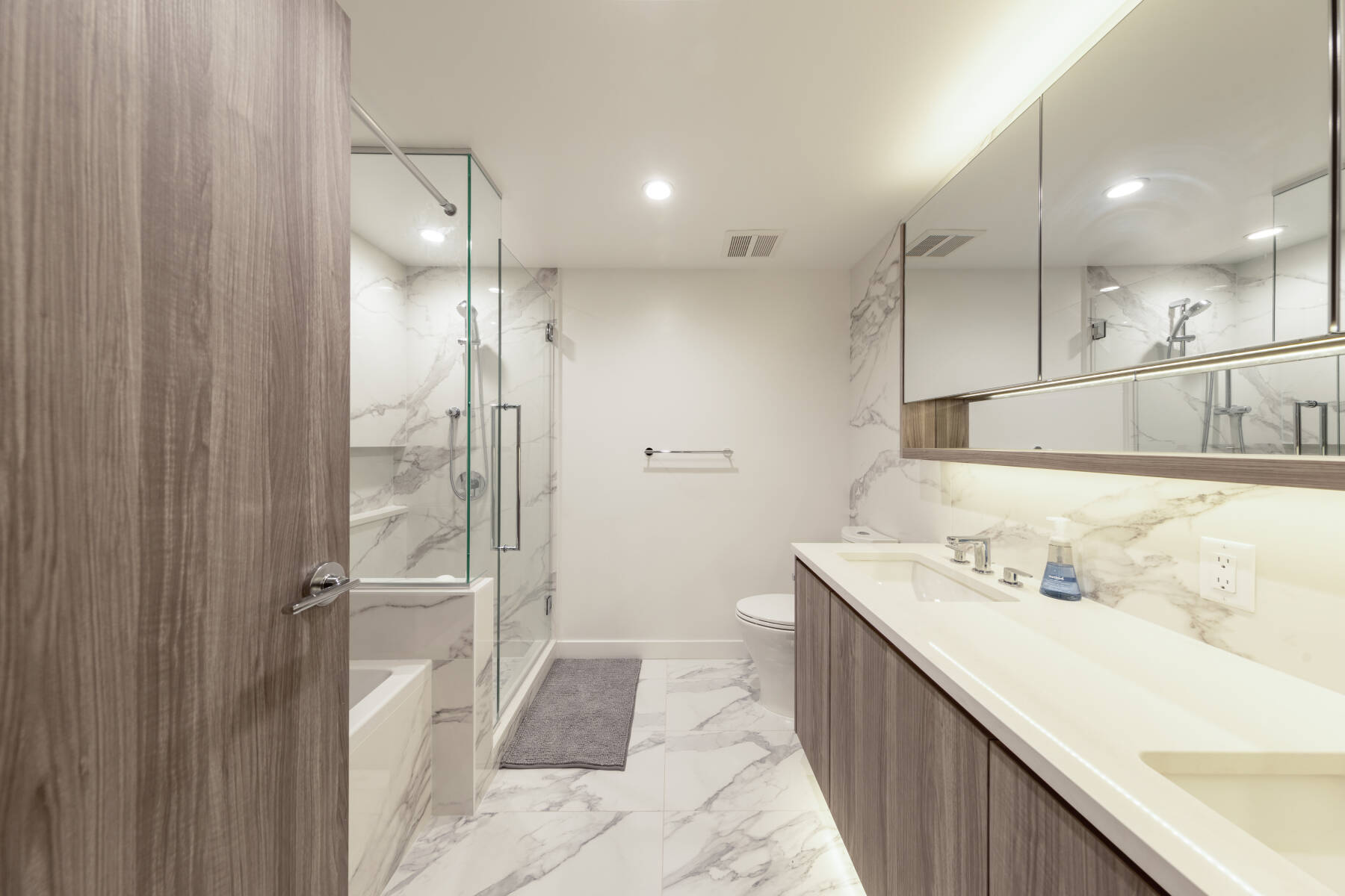 Modern Penthouse 3 Bedroom | Pool Hot Tub Gym