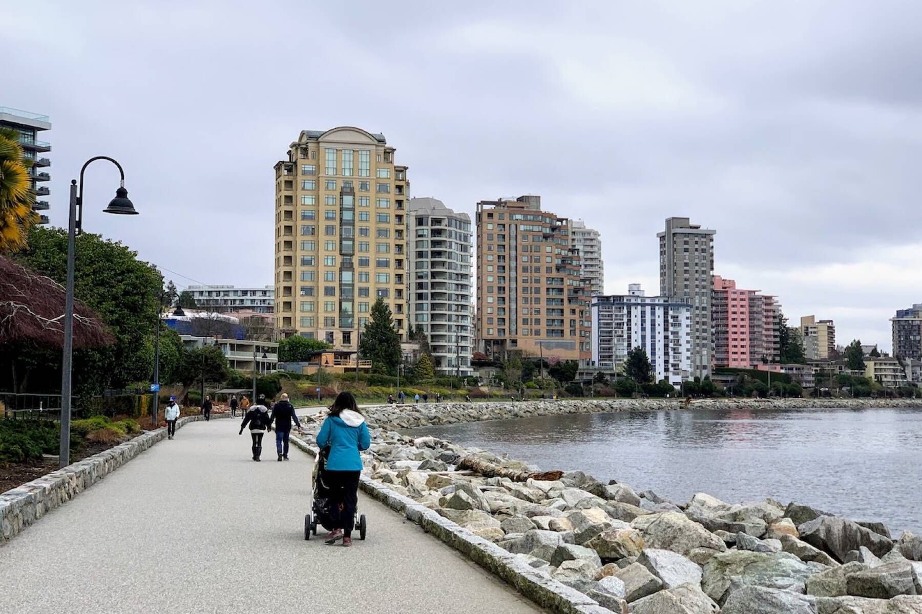 Location! Spacious suite near Dundarave and Waterfront