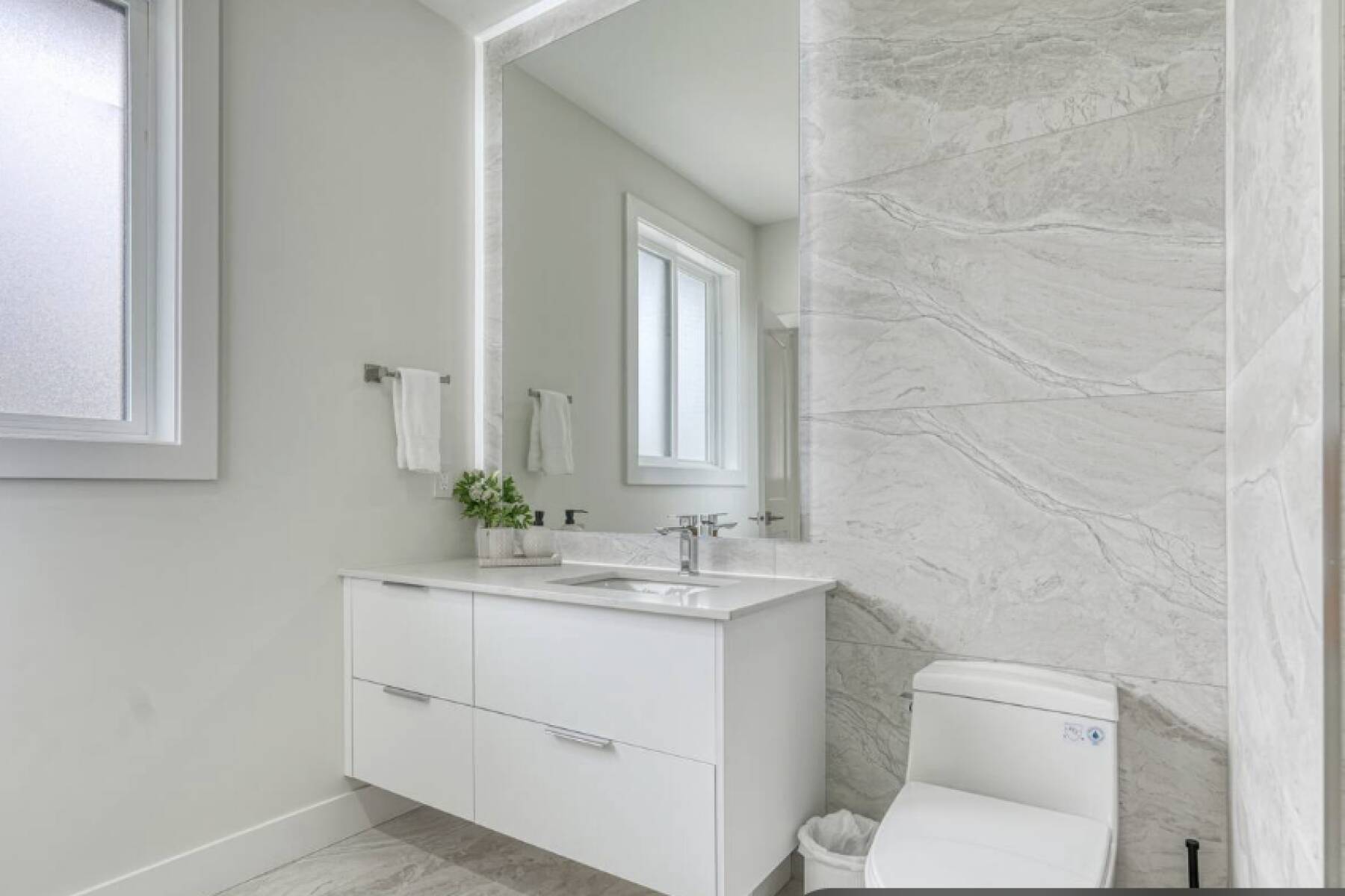 Brand New Luxury 3 Level Lake View House + Hot Tub