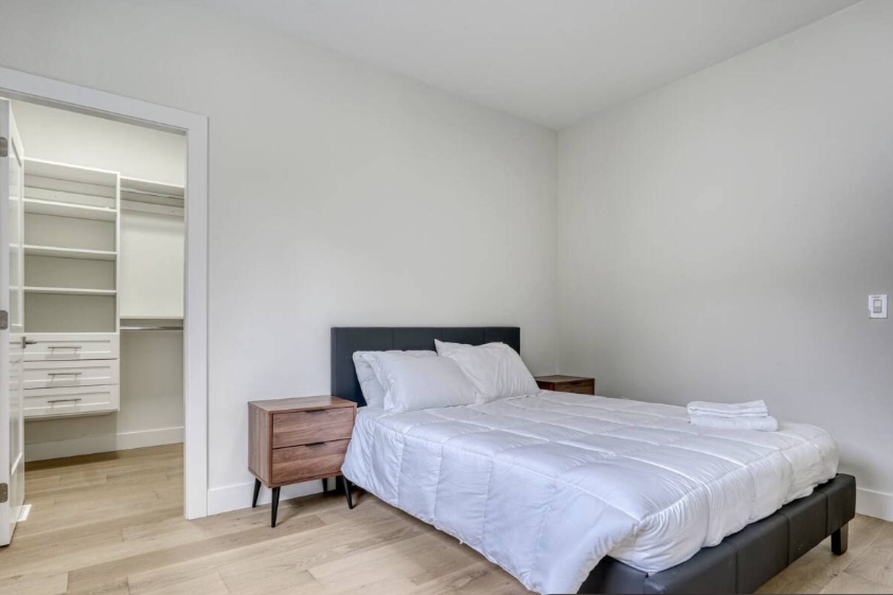 Brand New Luxury 3 Level Lake View House + Hot Tub