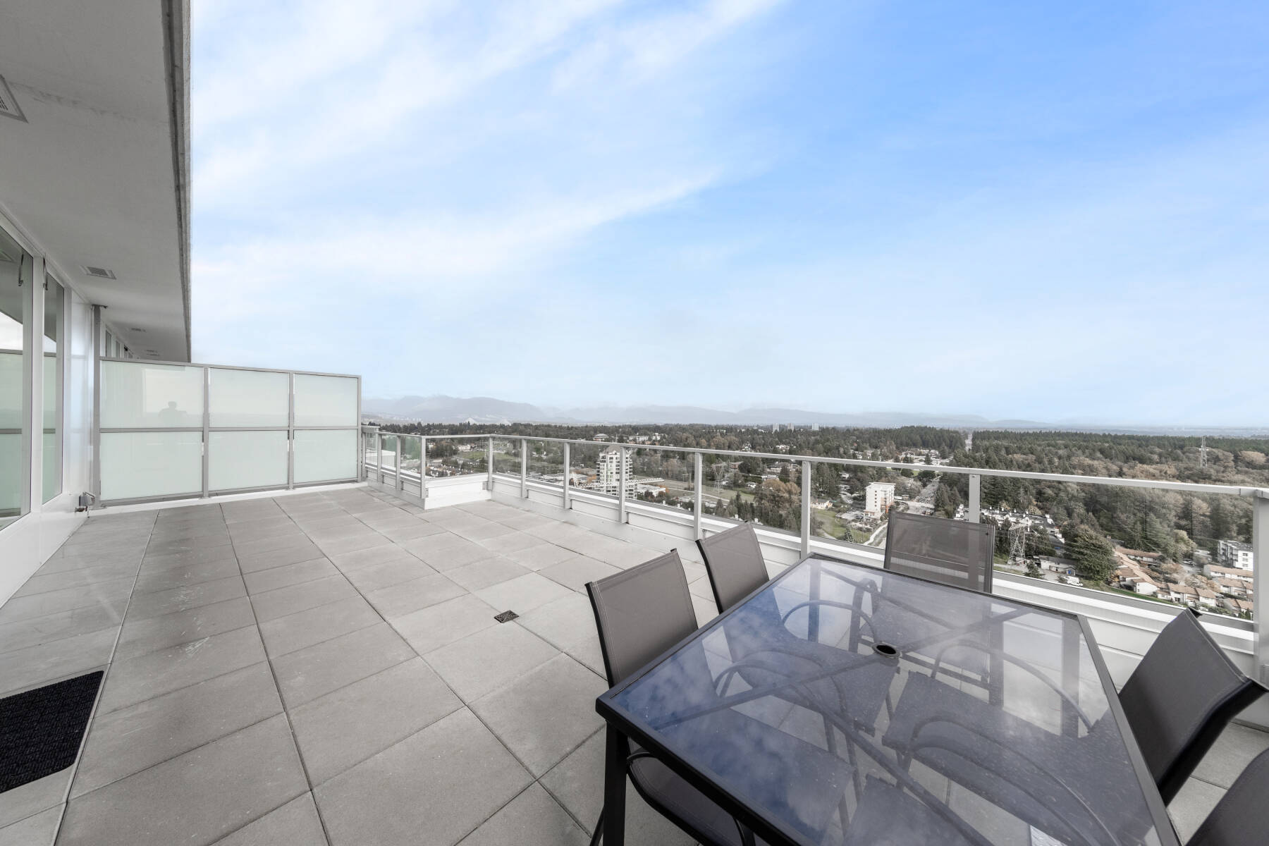 Modern Penthouse 3 Bedroom | Pool Hot Tub Gym