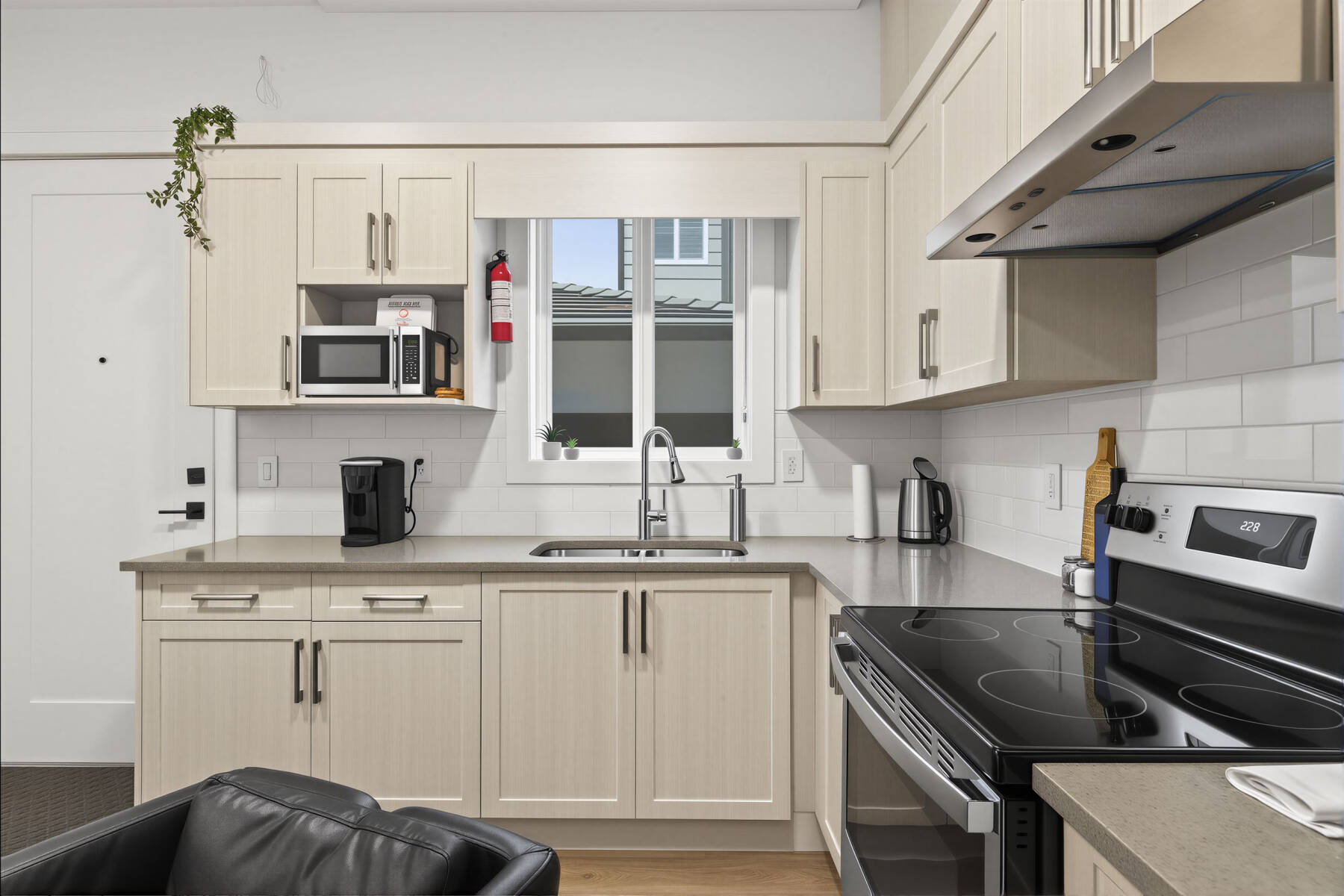 Bright & Modern 1-Bedroom Suite