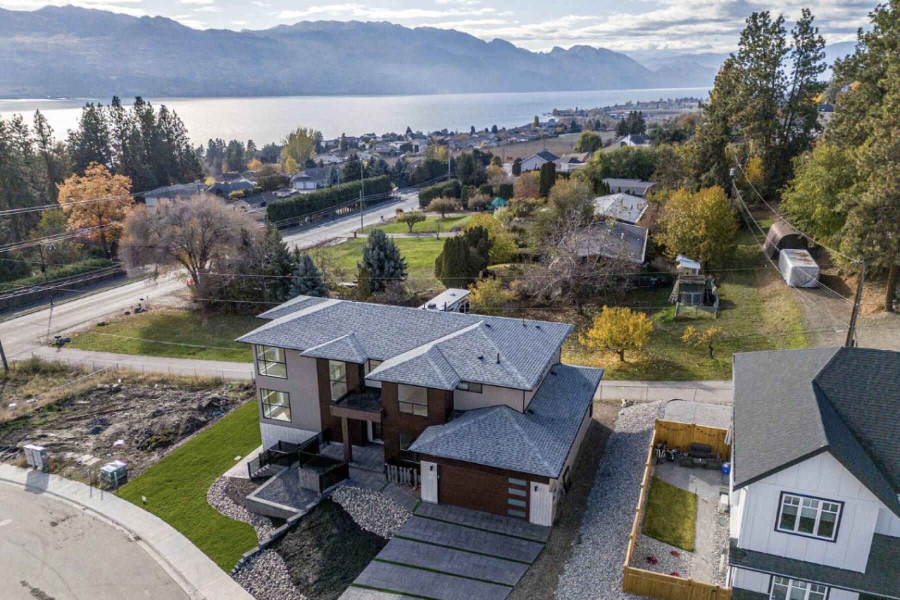 Brand New Luxury 3 Level Lake View House + Hot Tub