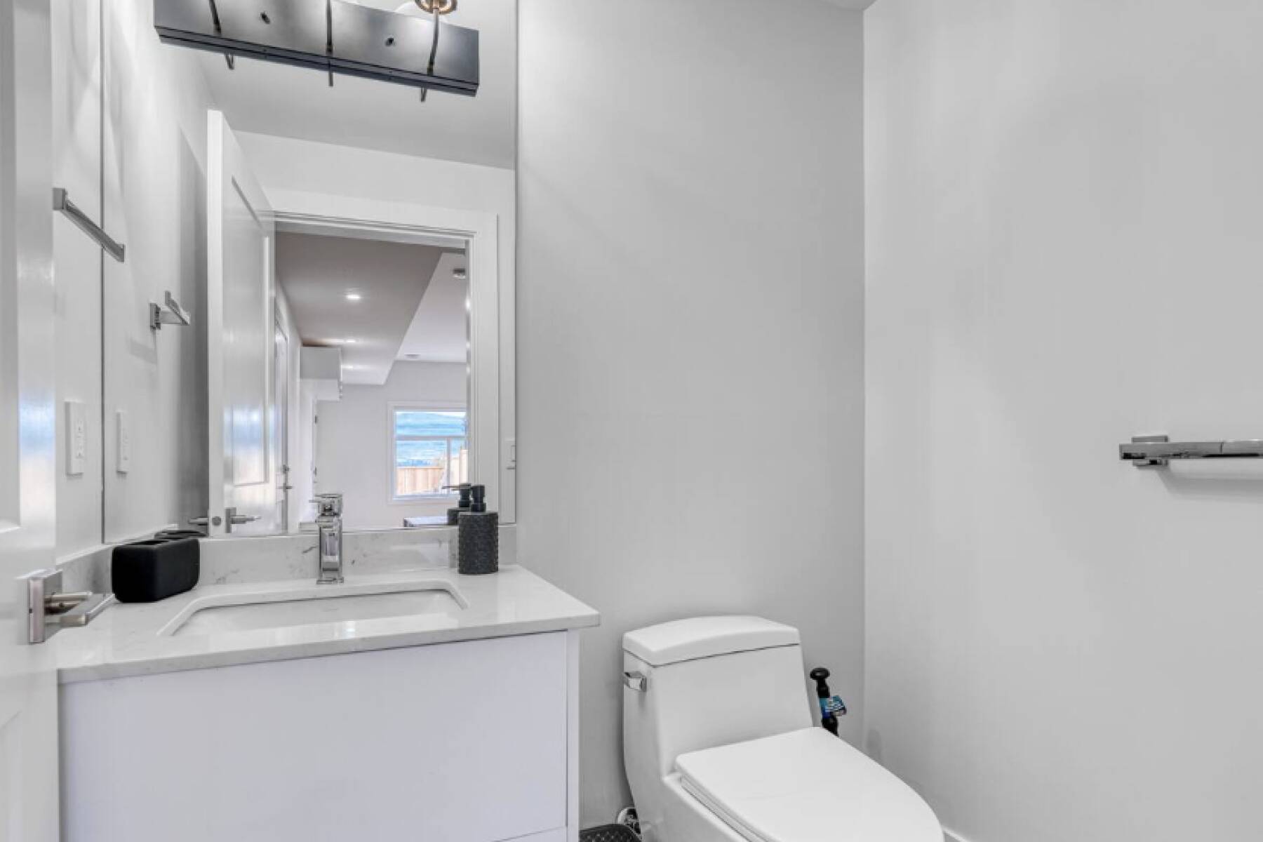 Brand New Luxury 3 Level Lake View House + Hot Tub