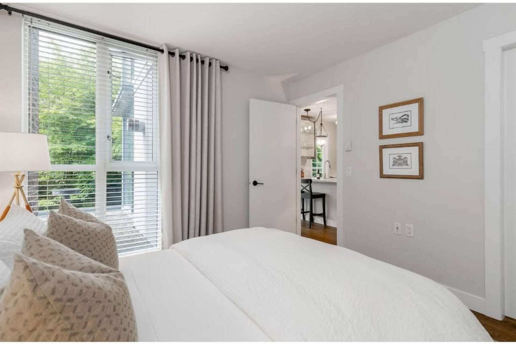 Downtown Vancouver Gem – Quiet Courtyard View