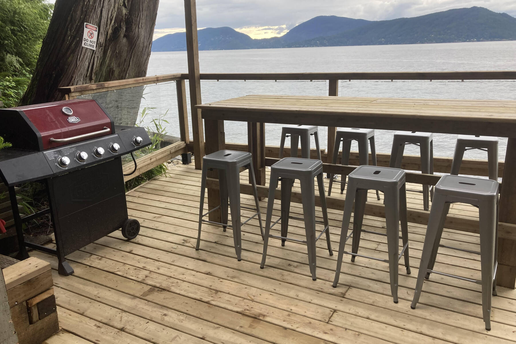 Waterfront West Van Cottage, 3 Bed, 2 Bath, Howe Sound Views