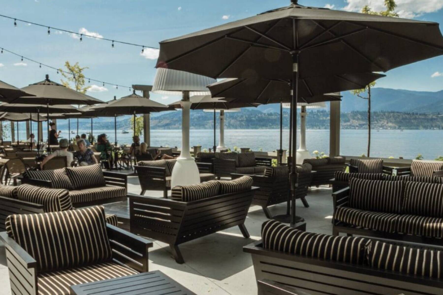 Brand New Luxury 3 Level Lake View House + Hot Tub