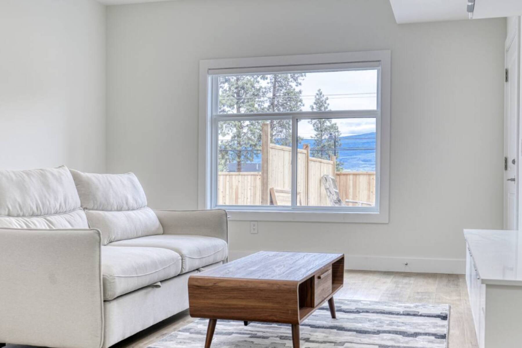 Brand New Luxury 3 Level Lake View House + Hot Tub