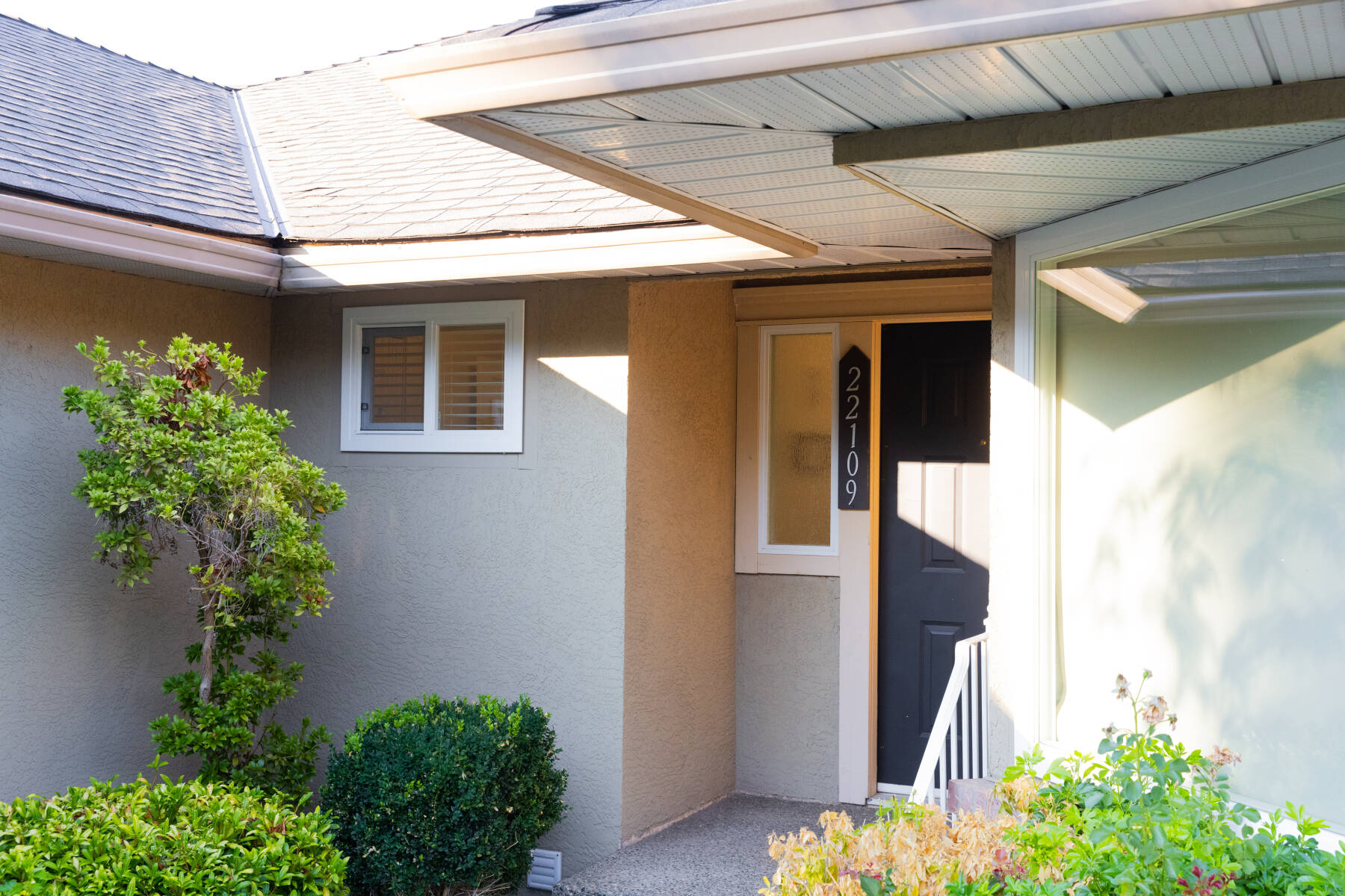 The Langley Courtyard Home | 2BR, 2BA for 6 Guests