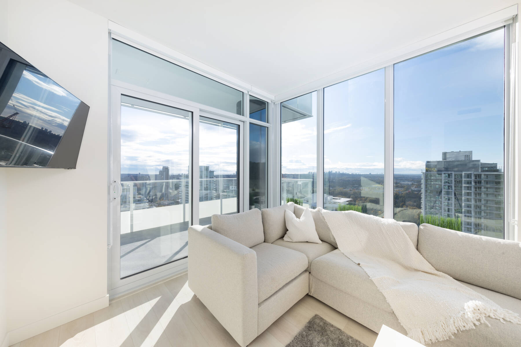 Relaxing Riverside 2BR Near Shops & Parks