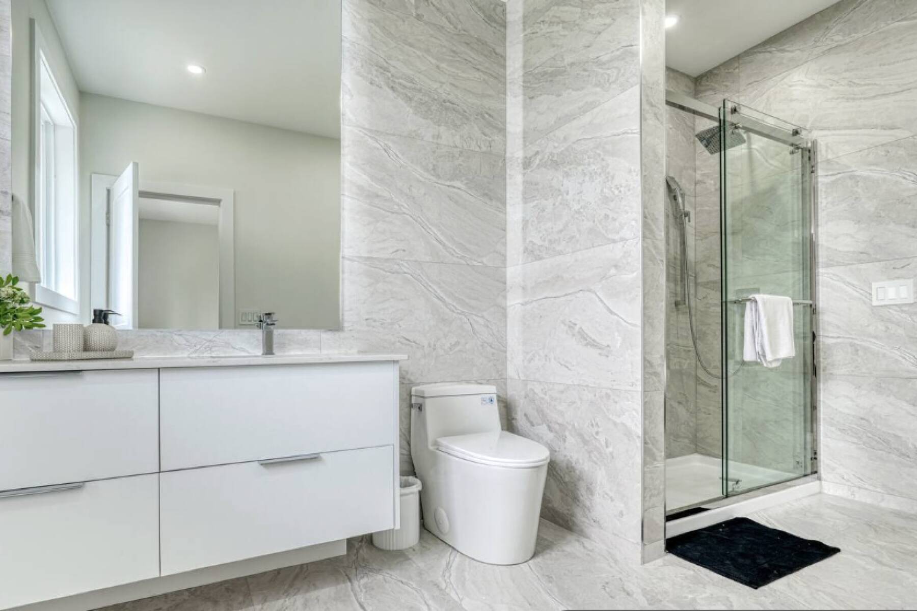 Brand New Luxury 3 Level Lake View House + Hot Tub